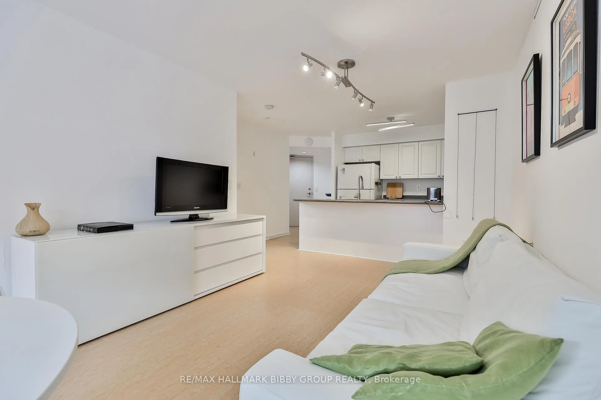 Photo 4 of Unit 409, 330 Adelaide Street E, Toronto, Moss Park — HOMEH