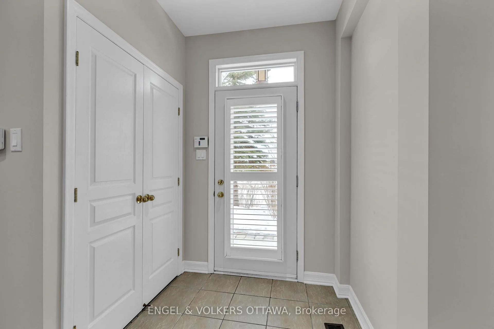 Photo 2 of 145 Manorhill Private, Ottawa, Guildwood Estates - Urbandale Acres — HOMEH