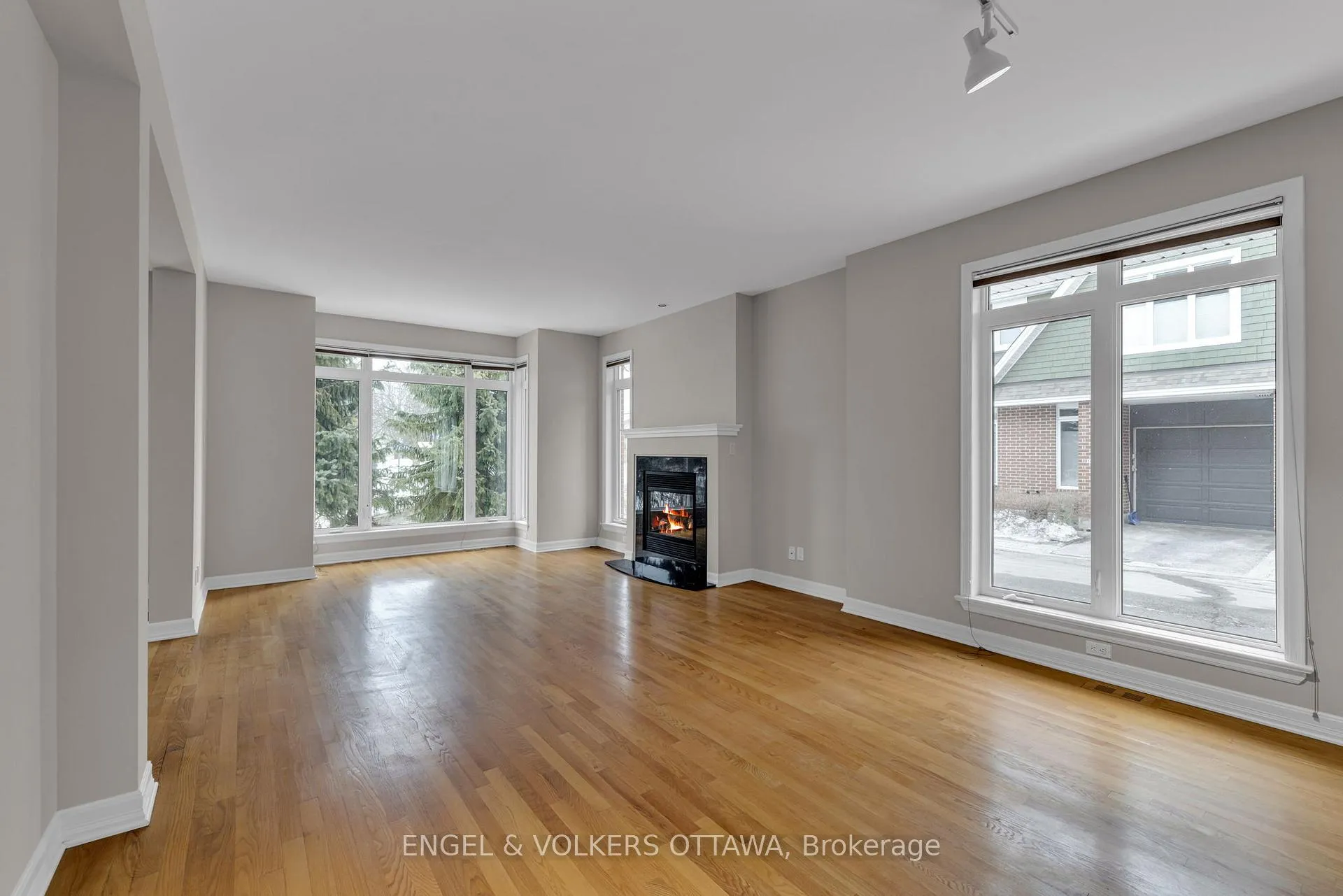 Photo 3 of 145 Manorhill Private, Ottawa, Guildwood Estates - Urbandale Acres — HOMEH