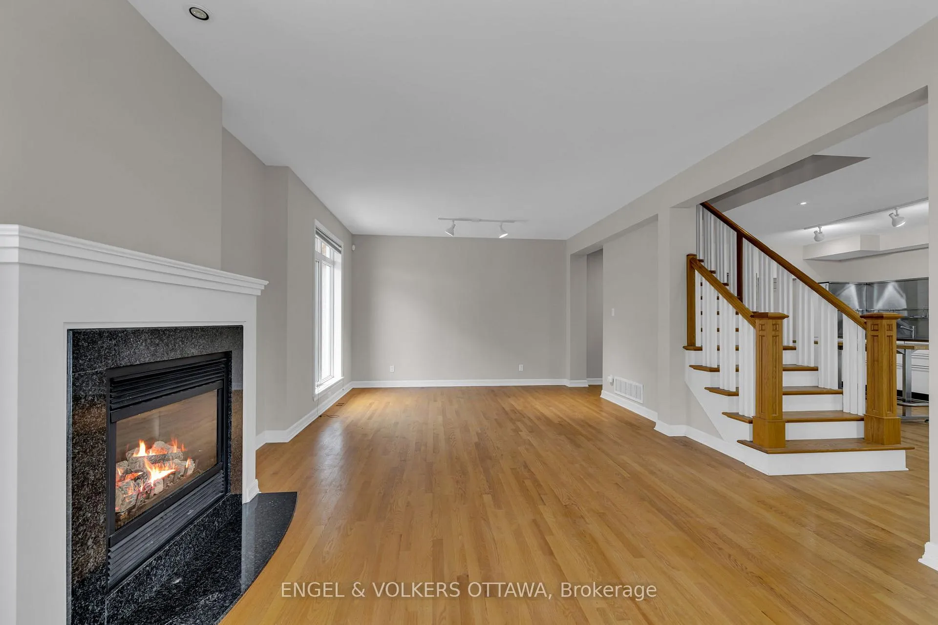 Photo 4 of 145 Manorhill Private, Ottawa, Guildwood Estates - Urbandale Acres — HOMEH