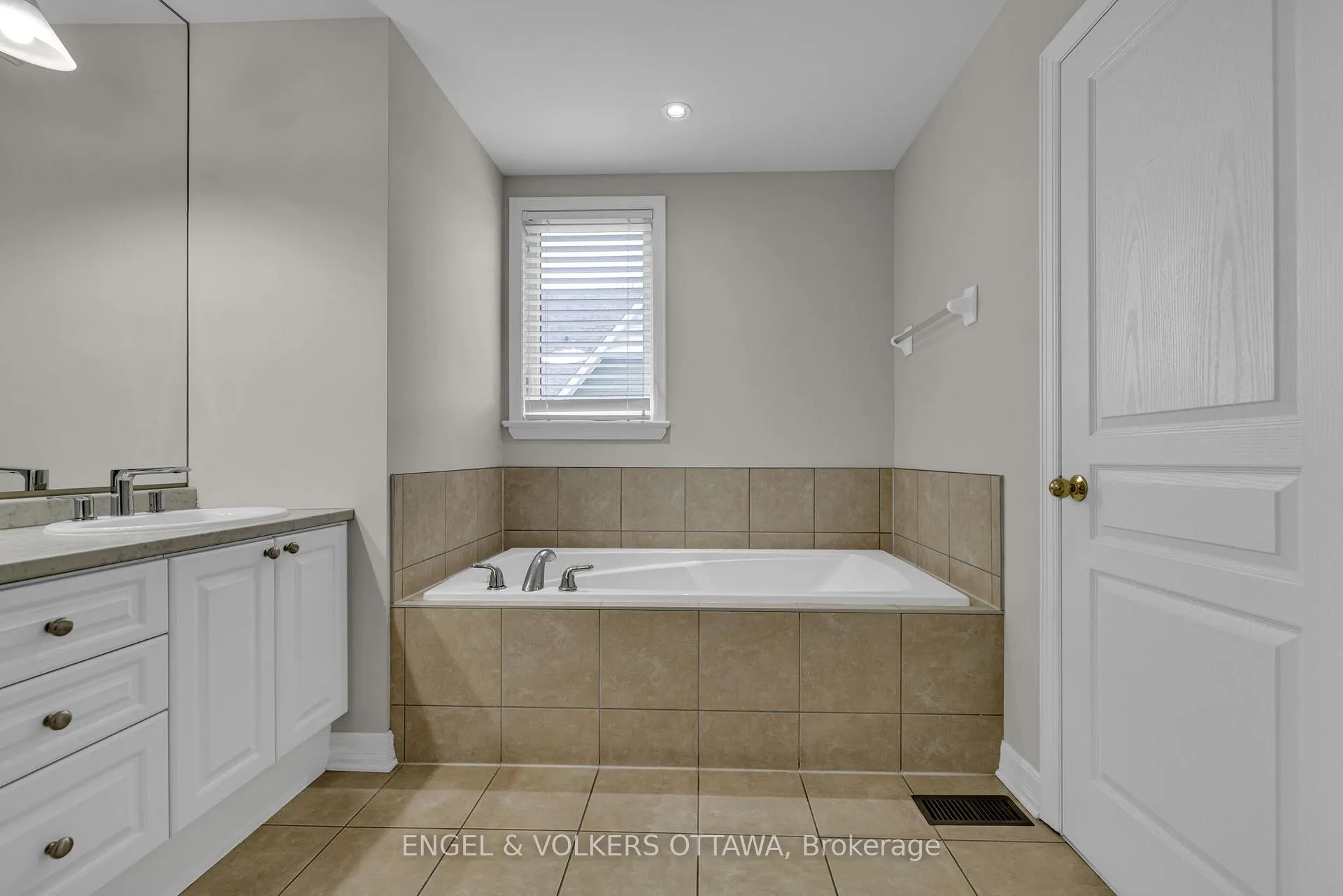 Photo 15 of 145 Manorhill Private, Ottawa, Guildwood Estates - Urbandale Acres — HOMEH
