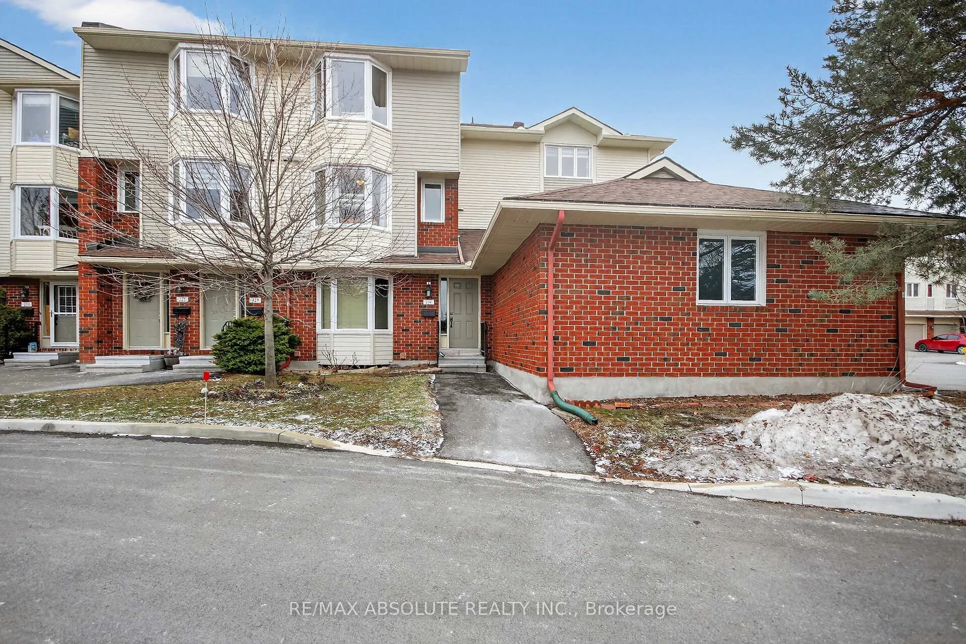 Front of 231 Harriot Private