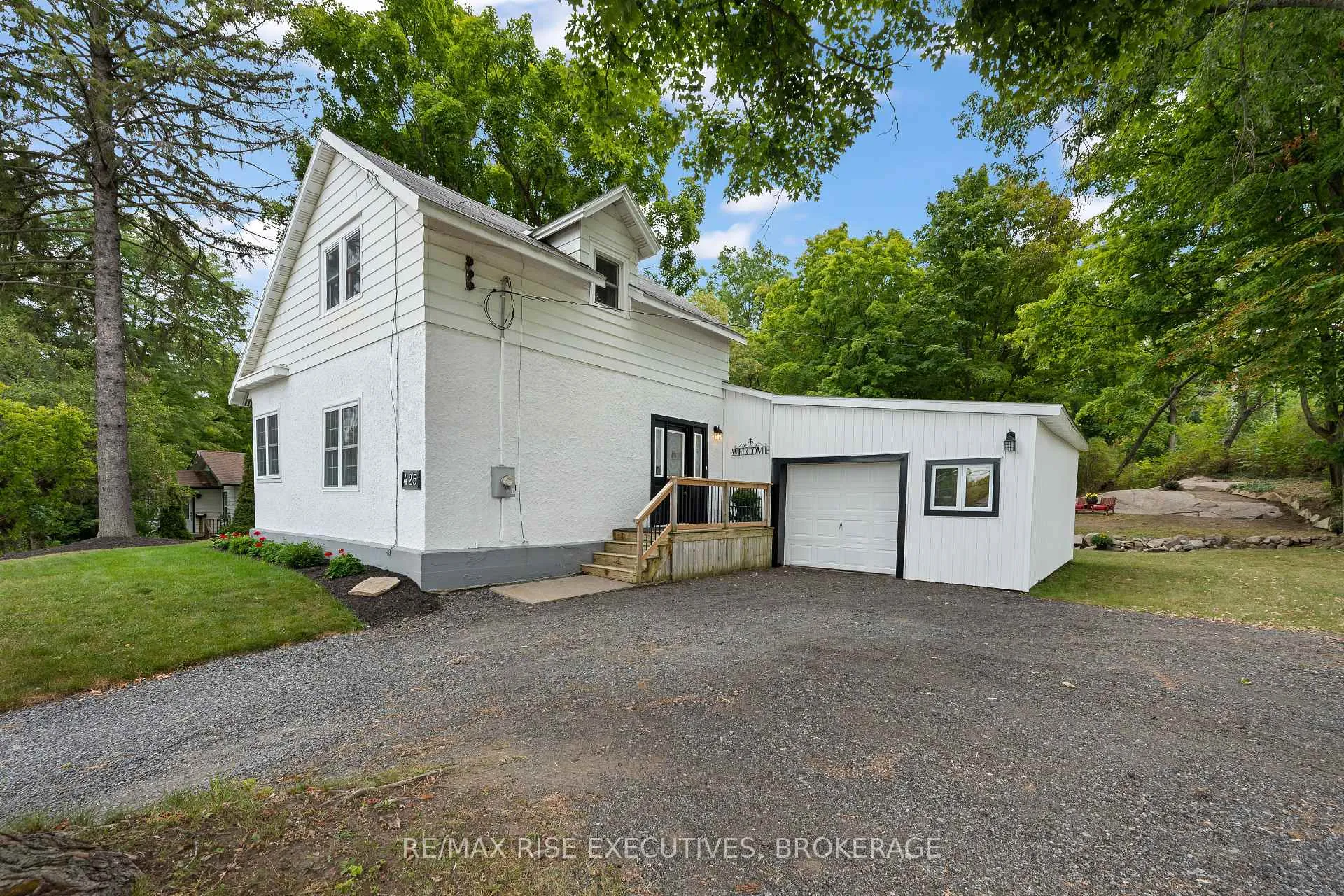 Photo 2 of 425 King Street W, Gananoque — HOMEH
