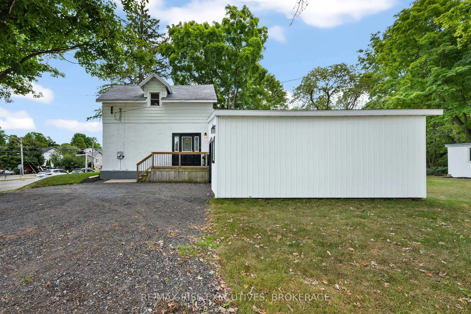 Photo 3 of 425 King Street W, Gananoque — HOMEH