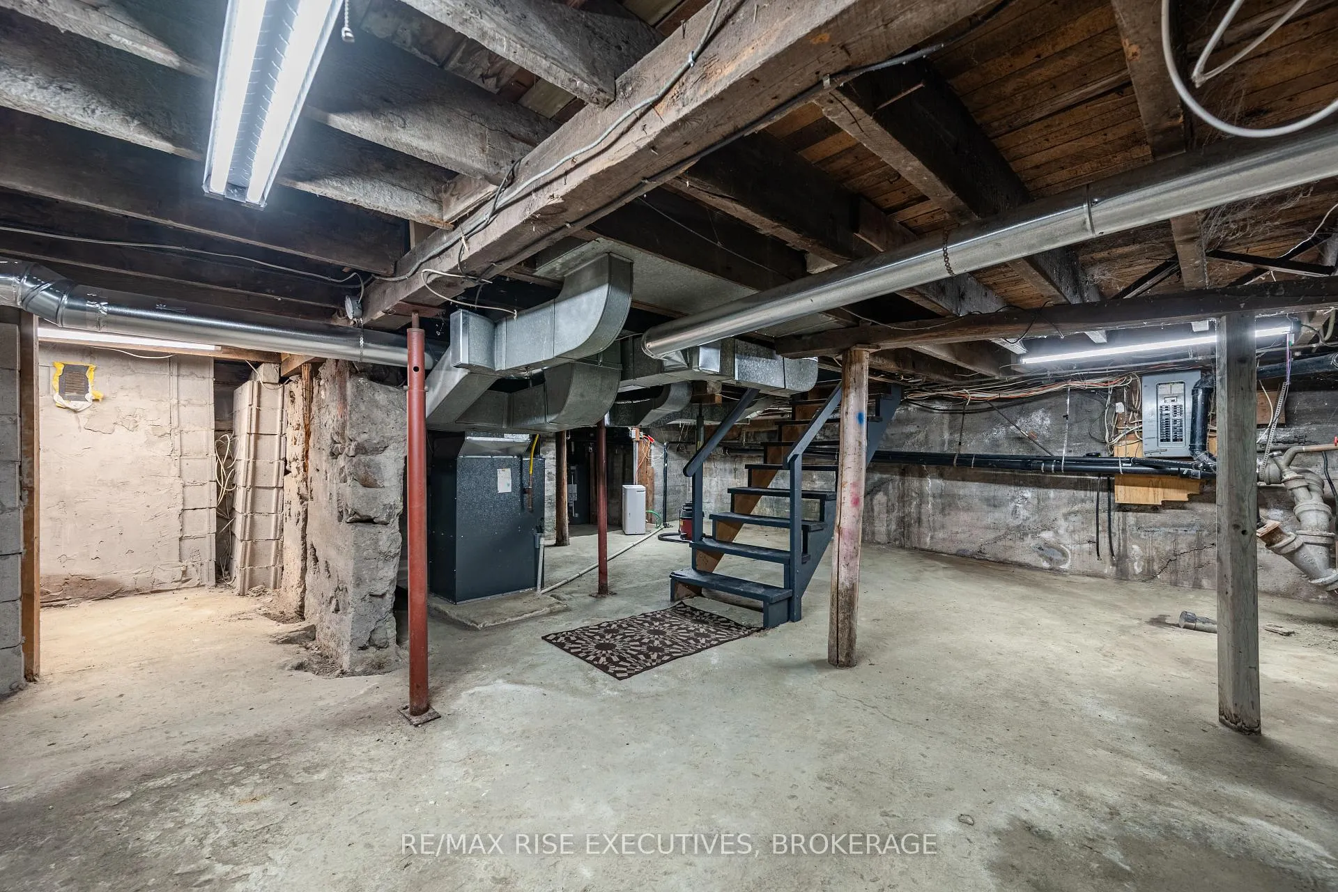 Photo 31 of 425 King Street W, Gananoque — HOMEH