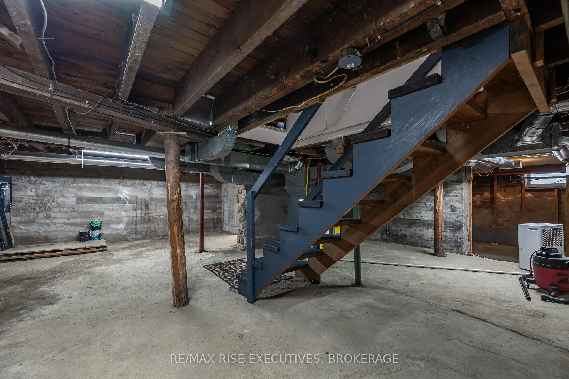 Photo 32 of 425 King Street W, Gananoque — HOMEH