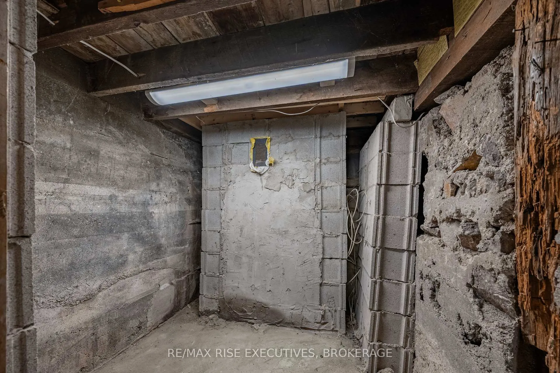 Photo 33 of 425 King Street W, Gananoque — HOMEH