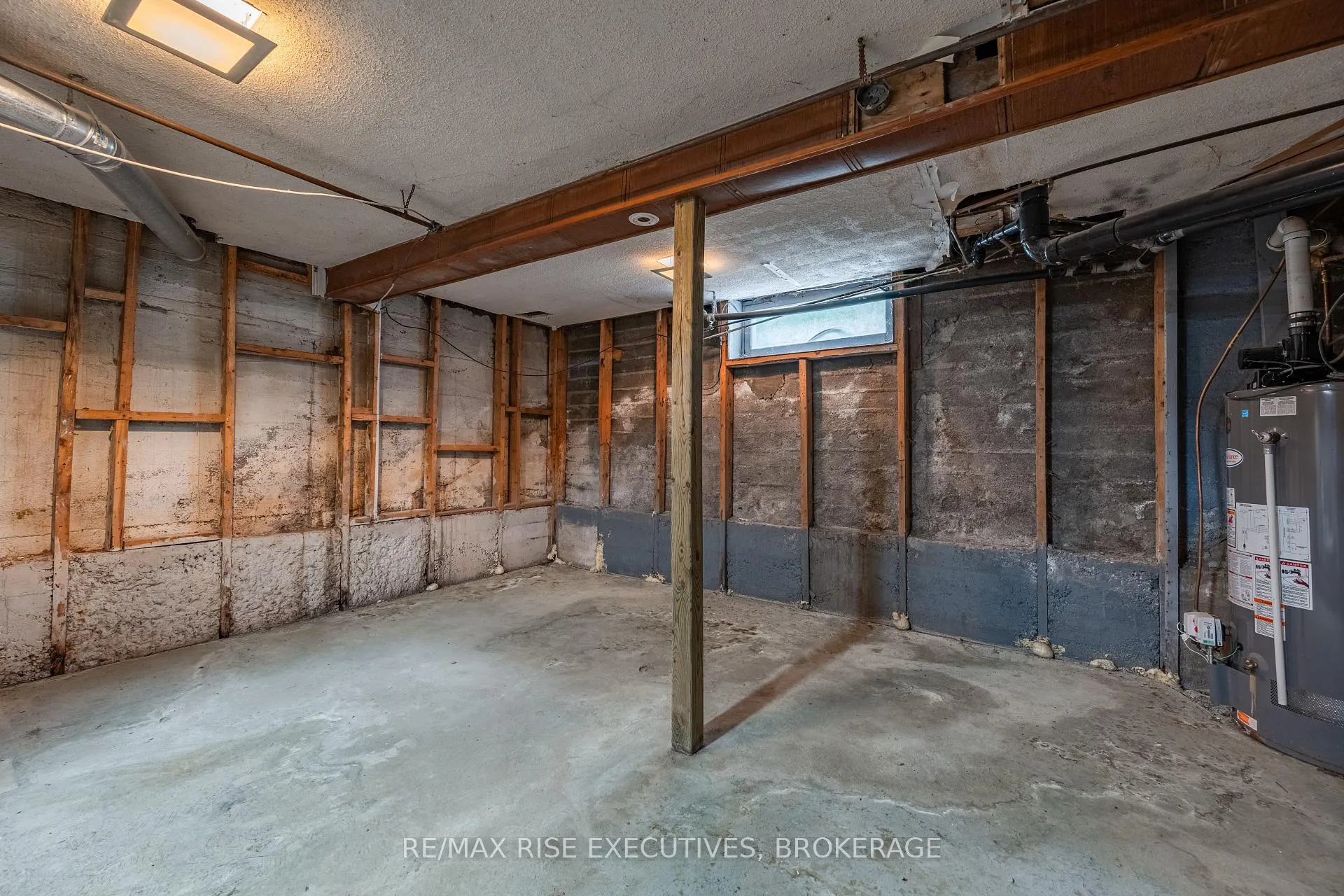 Photo 36 of 425 King Street W, Gananoque — HOMEH