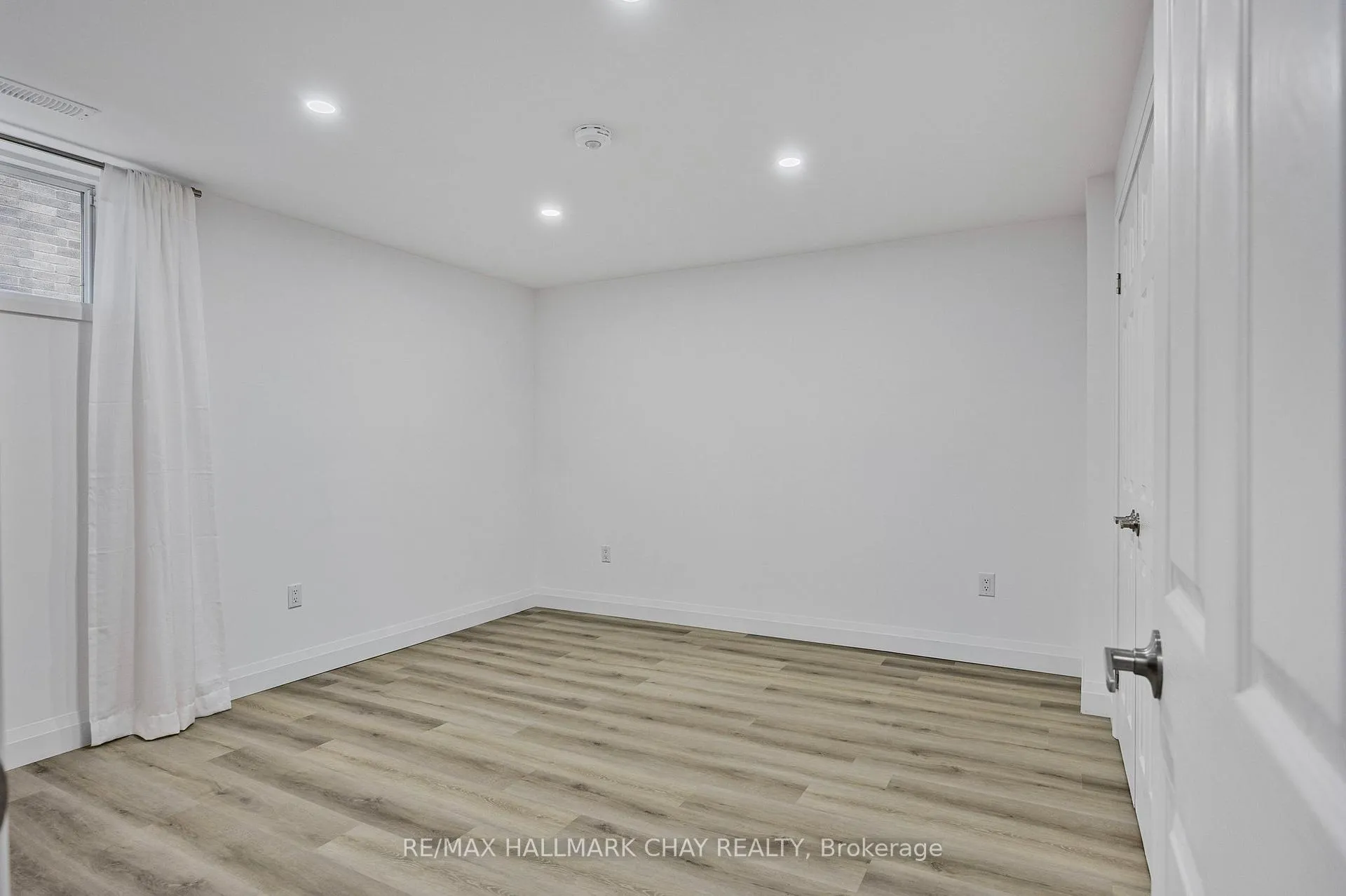 Photo 5 of Unit Lower, 27 Spencer Drive, Barrie, Innis-Shore — HOMEH