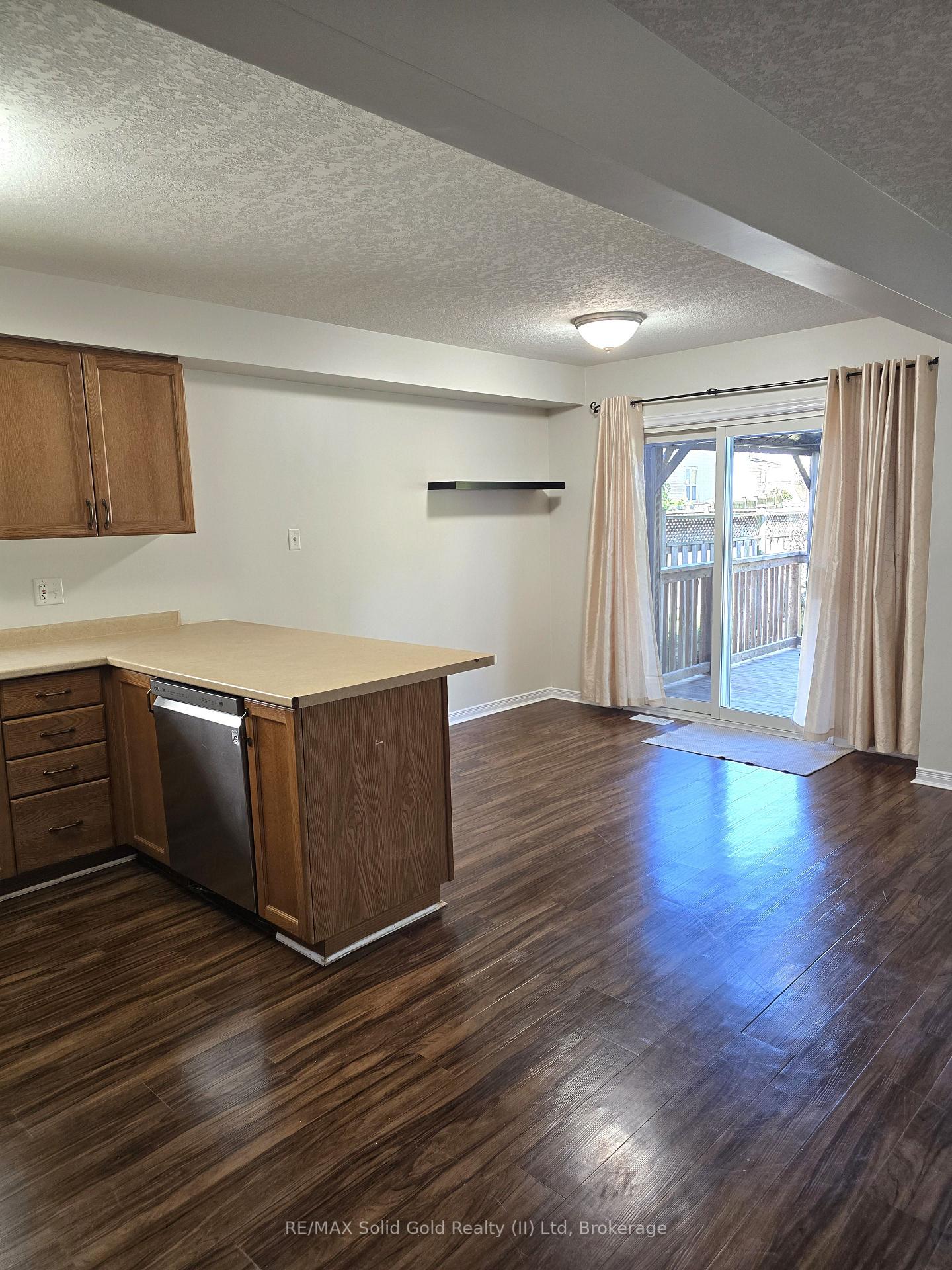 Photo 10 of 70 Dahlia Street, Kitchener — HOMEH