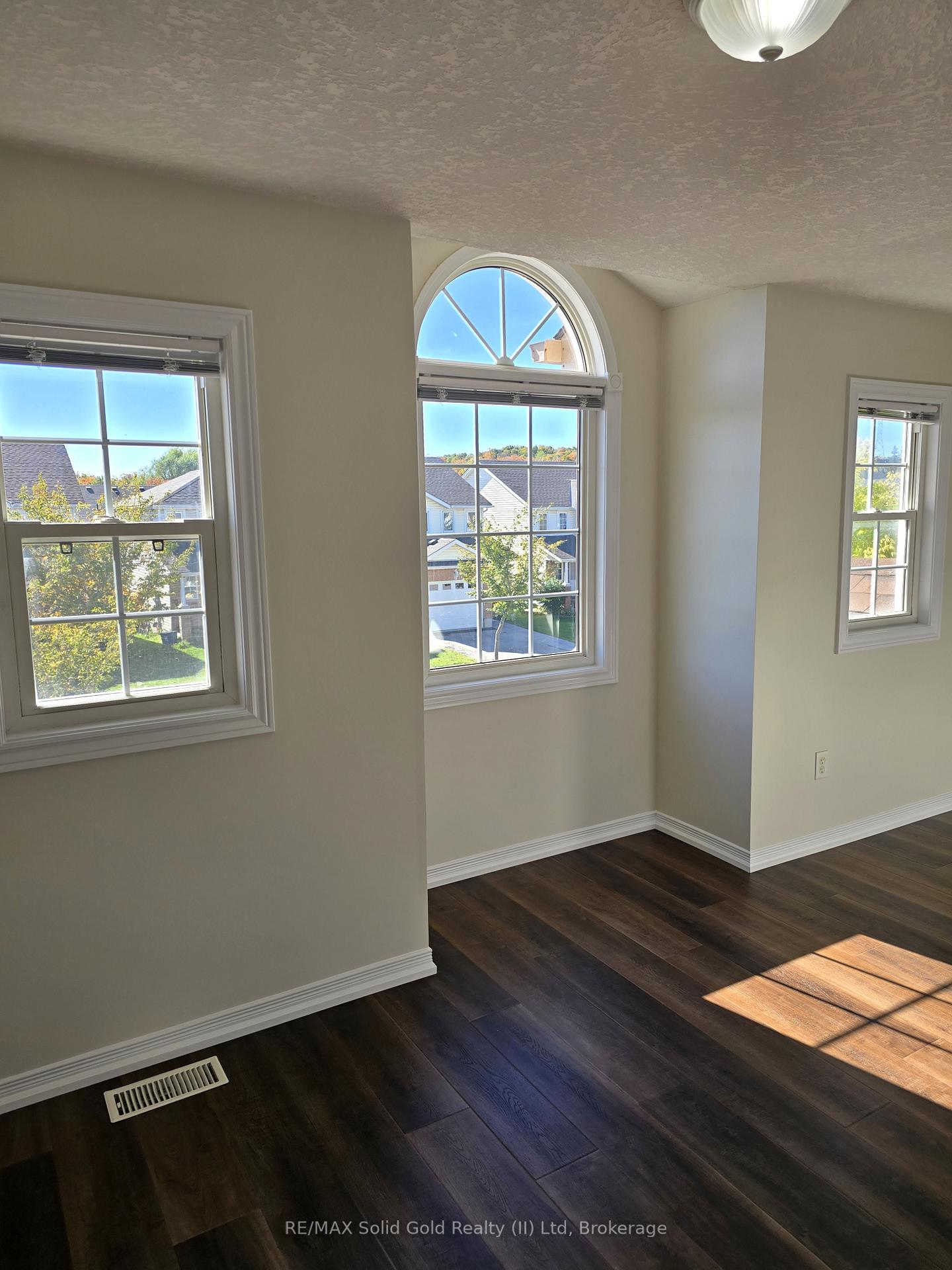 Photo 14 of 70 Dahlia Street, Kitchener — HOMEH