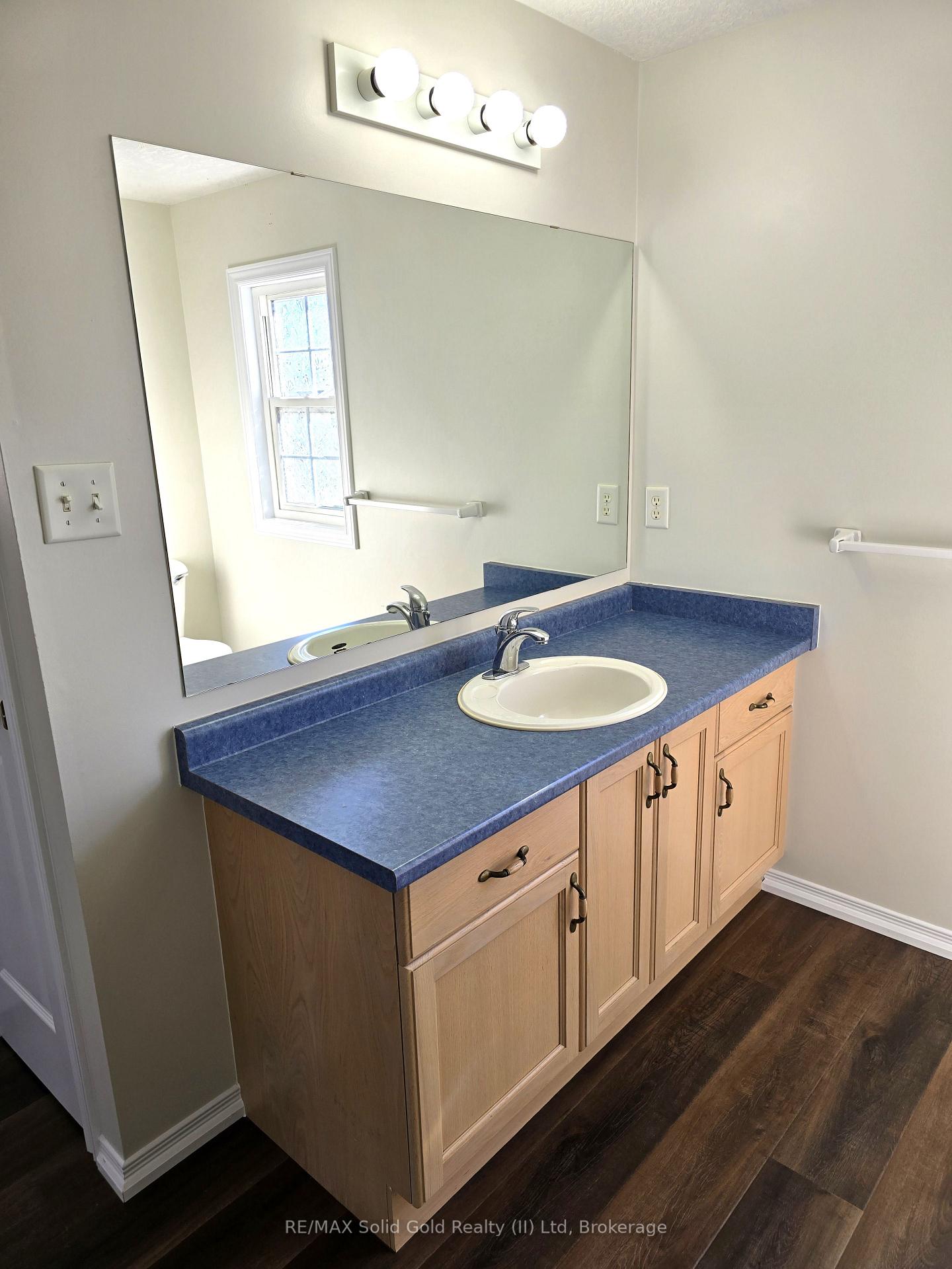 Photo 18 of 70 Dahlia Street, Kitchener — HOMEH