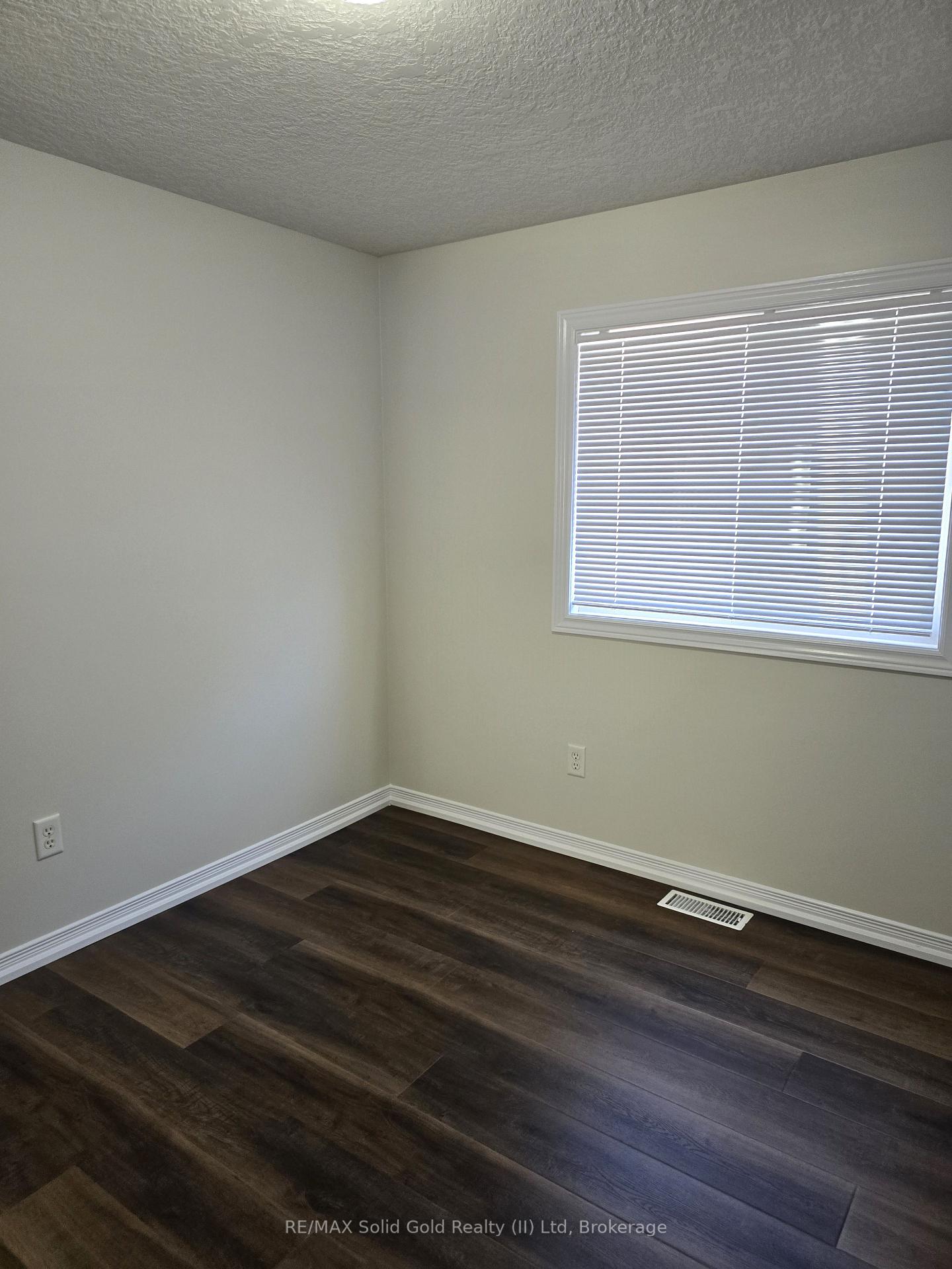 Photo 20 of 70 Dahlia Street, Kitchener — HOMEH