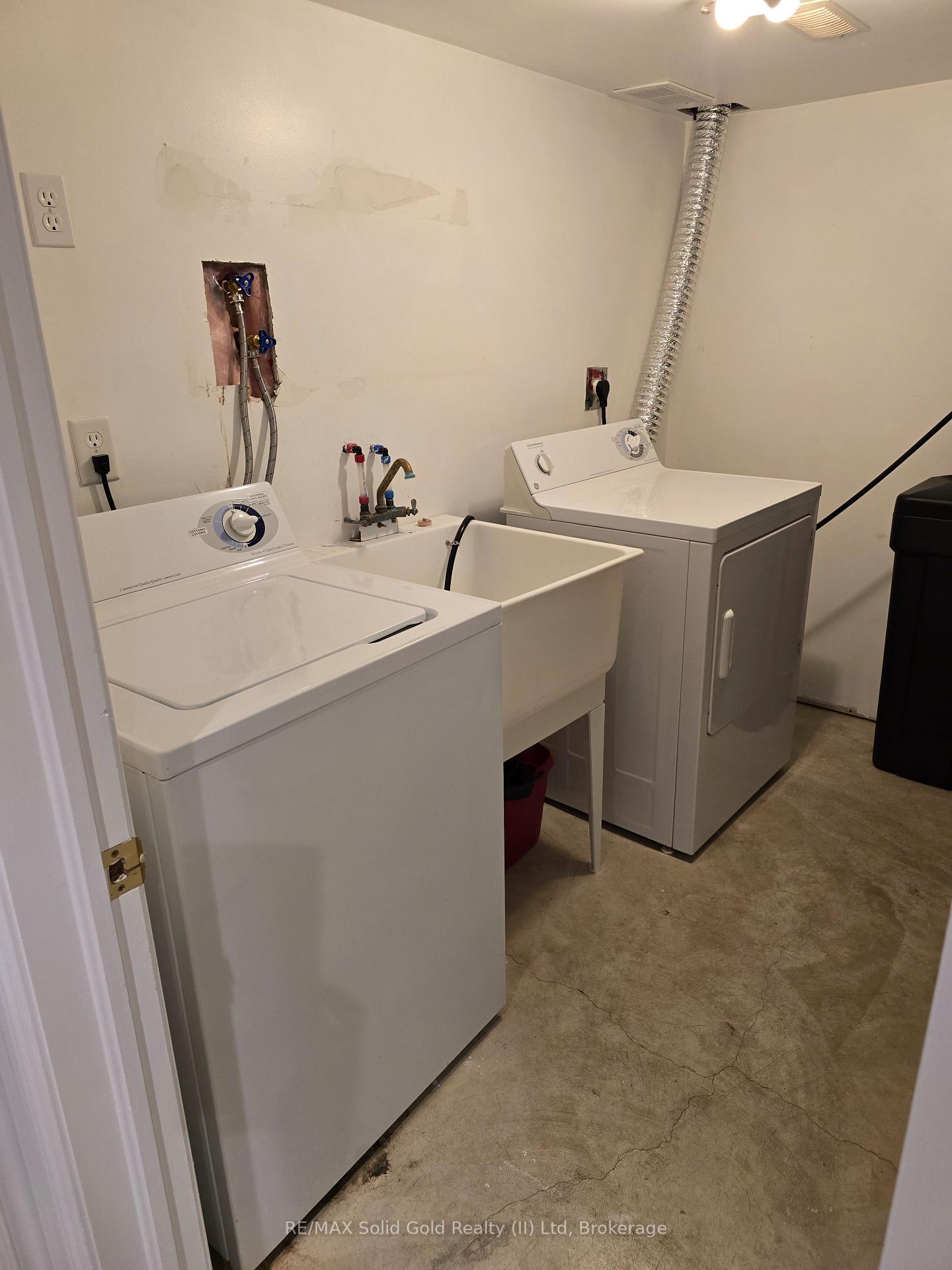 Photo 38 of 70 Dahlia Street, Kitchener — HOMEH