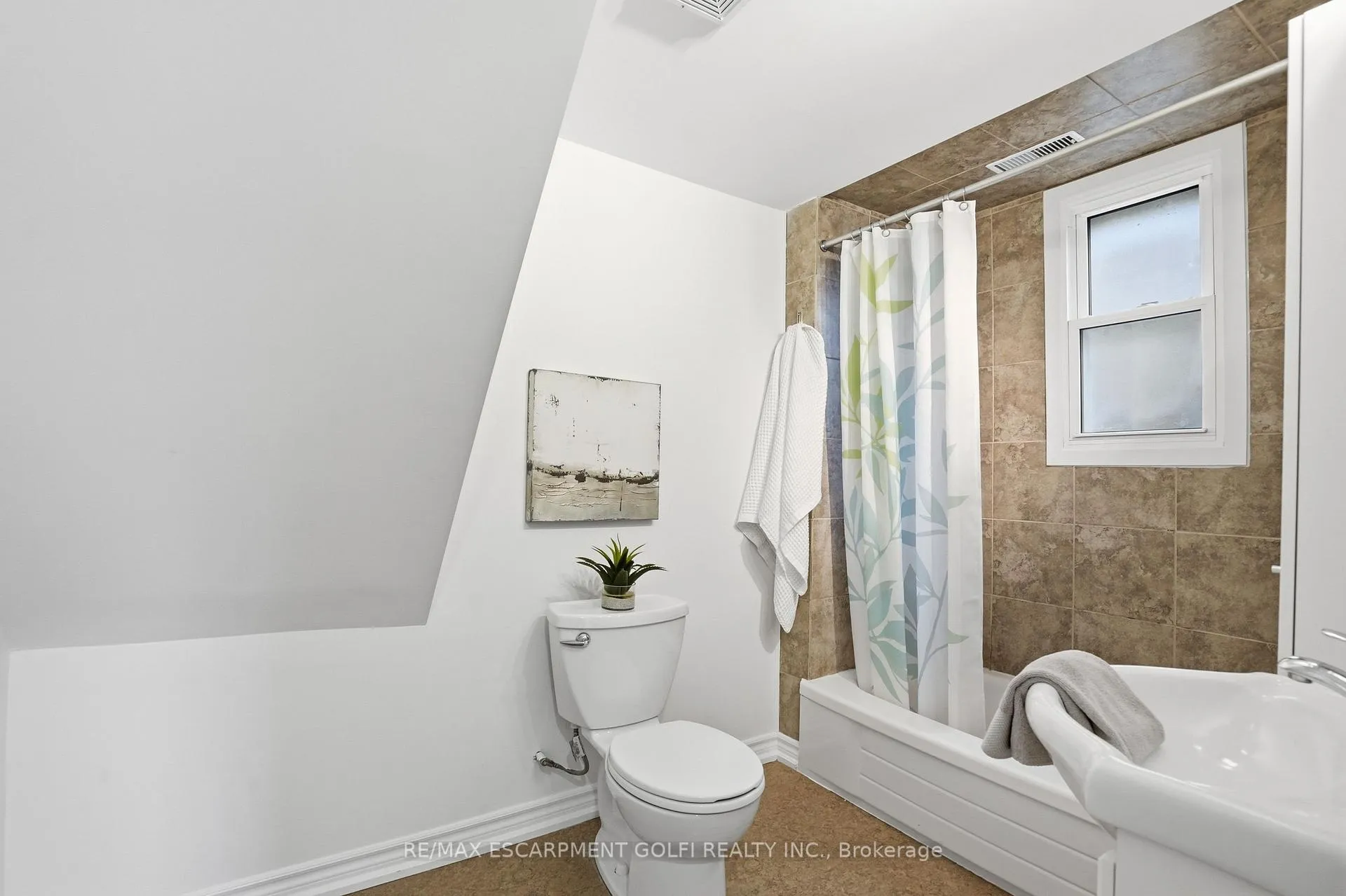 Photo 11 of 190 Mead Avenue, Hamilton, Parkview — HOMEH