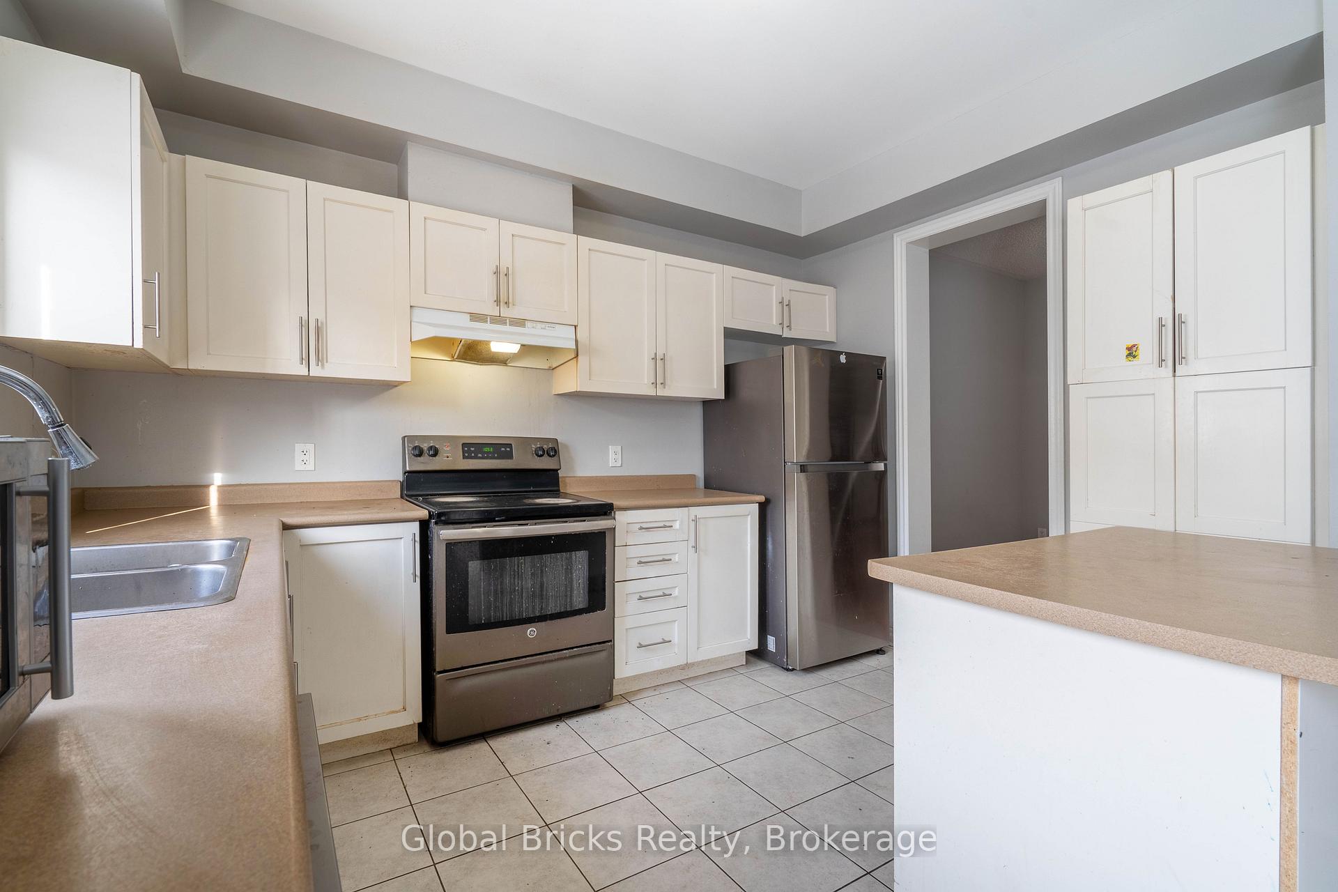 Photo 12 of 10 Dillon Drive, Brampton, Credit Valley — HOMEH