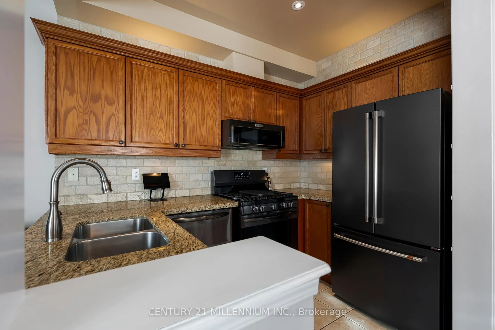 Photo 20 of 42 Rubysilver Drive, Brampton, Vales of Castlemore — HOMEH