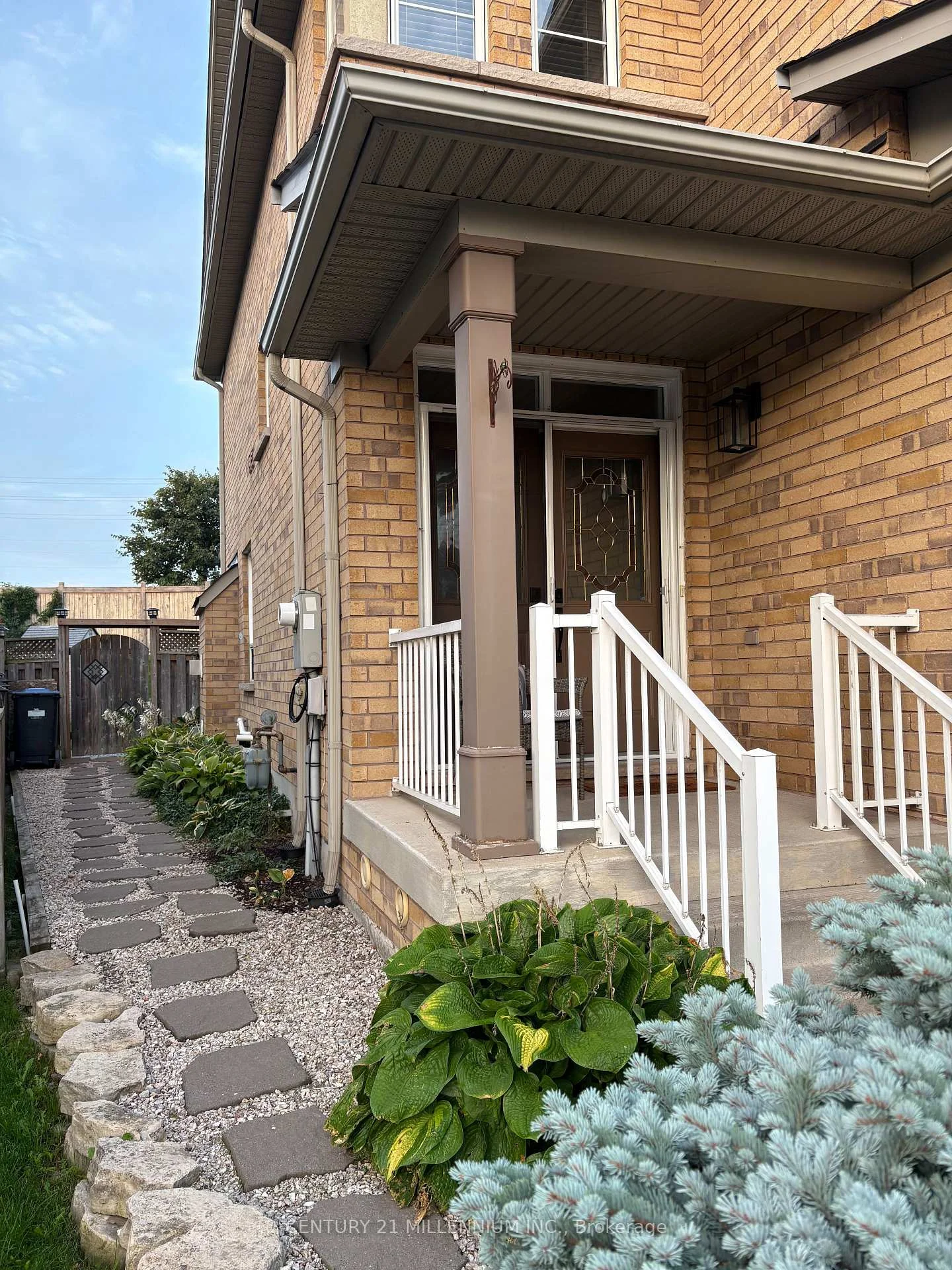 Photo 4 of 42 Rubysilver Drive, Brampton, Vales of Castlemore — HOMEH