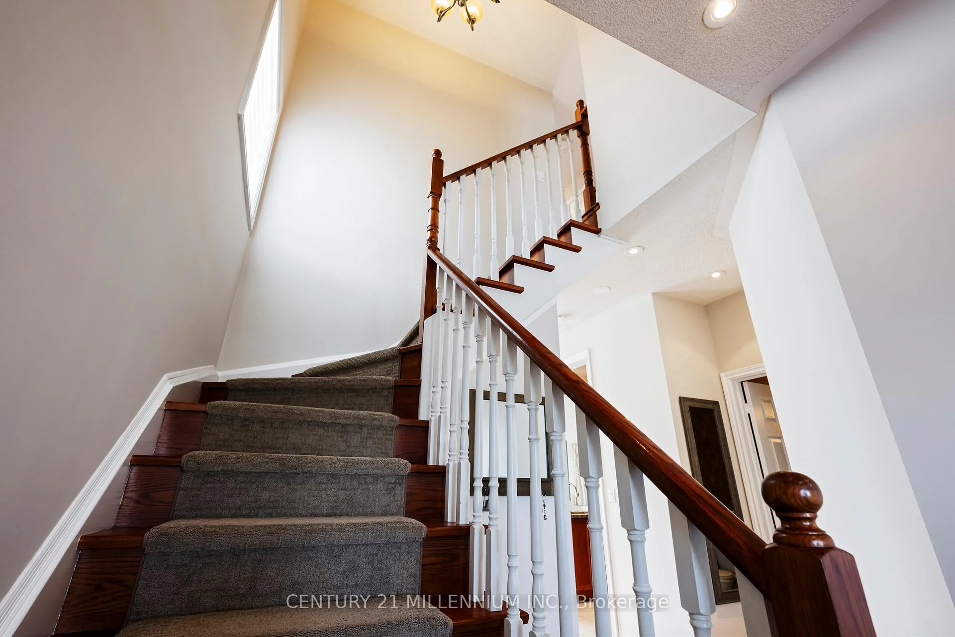 Photo 10 of 42 Rubysilver Drive, Brampton, Vales of Castlemore — HOMEH