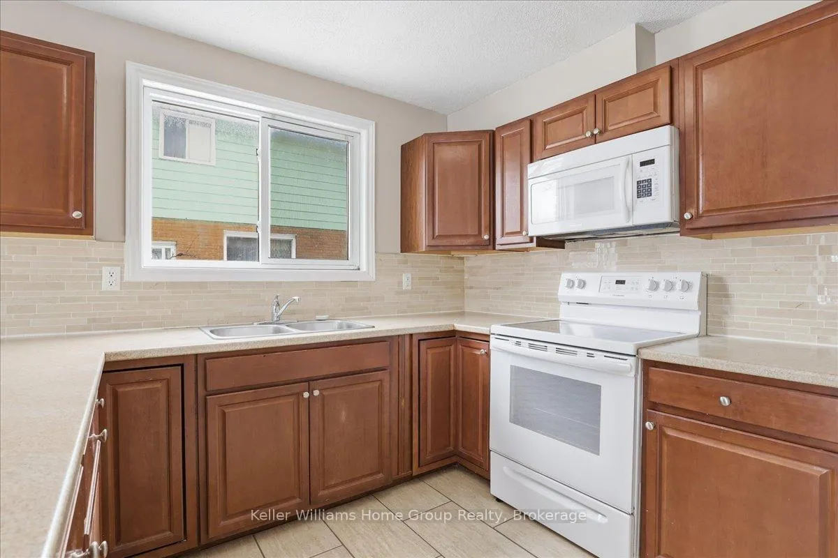 Photo 13 of 118 Chandler Drive, Kitchener — HOMEH