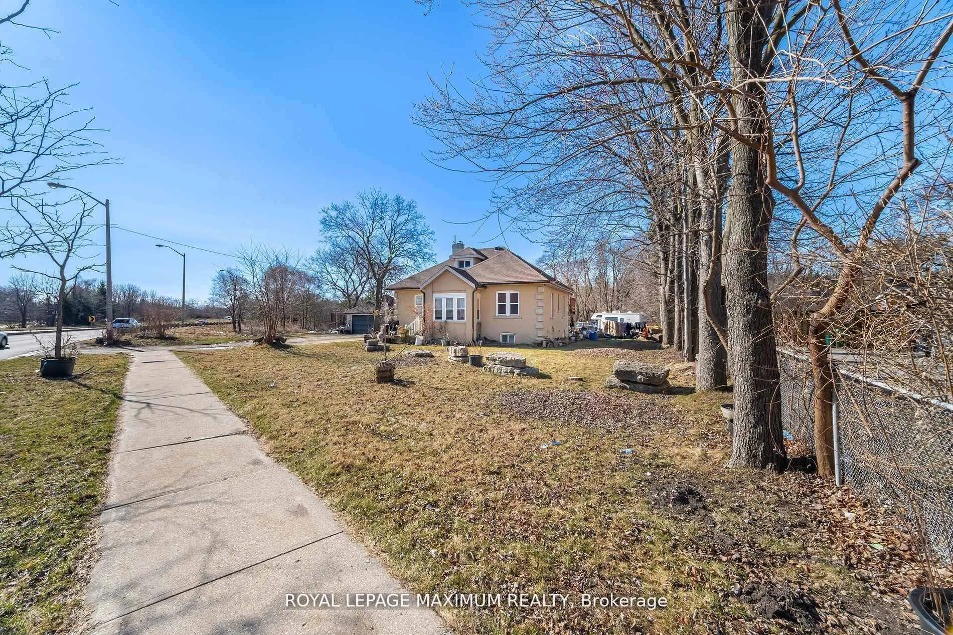 Photo 11 of 255 Albion Road, Etobicoke, Elms-Old Rexdale — HOMEH