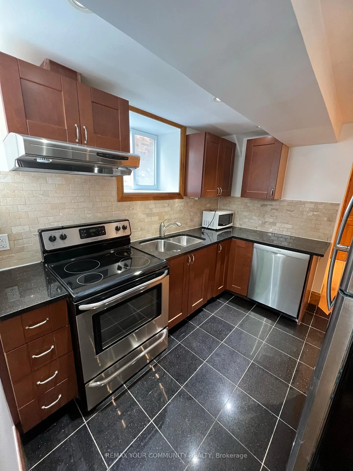 Photo 2 of Unit Rear, 179 St Clair Avenue E, Toronto, Rosedale-Moore Park — HOMEH