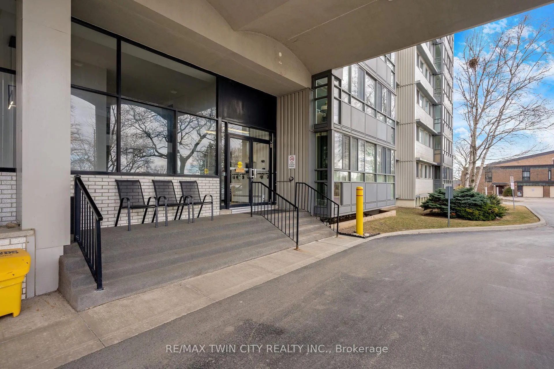 Photo 4 of Unit 708, 24 Midland Drive, Kitchener, Stanley Park — HOMEH