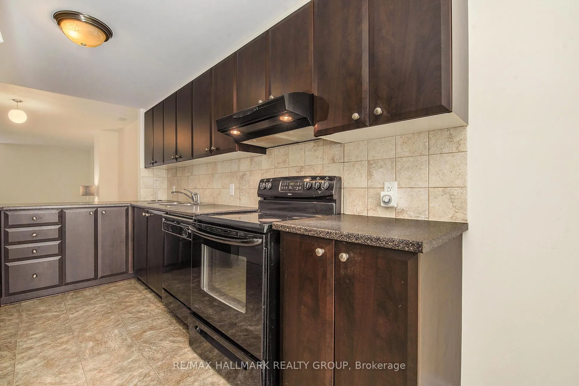 Photo 3 of Unit B, 618 Chapman Mills Drive, Ottawa, Barrhaven - Strandherd — HOMEH