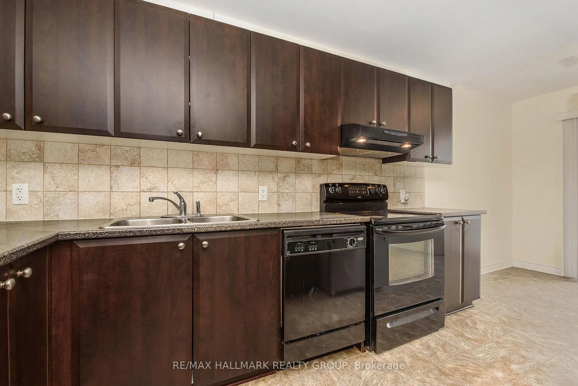Photo 4 of Unit B, 618 Chapman Mills Drive, Ottawa, Barrhaven - Strandherd — HOMEH