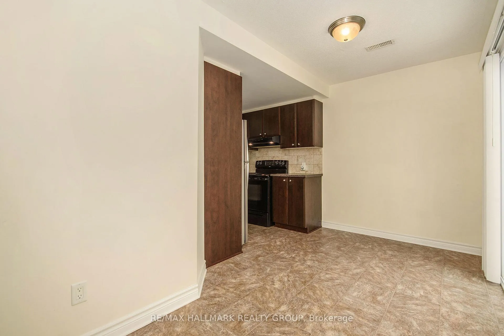 Photo 5 of Unit B, 618 Chapman Mills Drive, Ottawa, Barrhaven - Strandherd — HOMEH