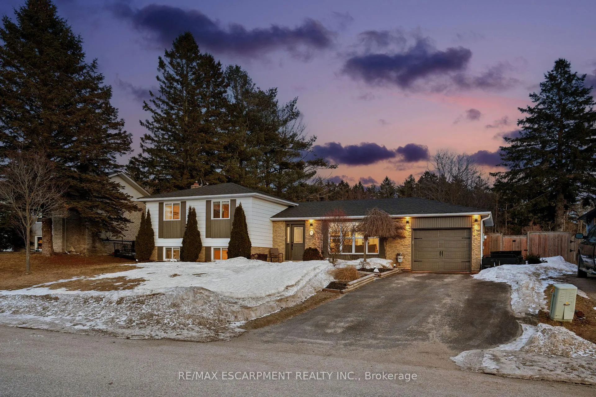 Photo 2 of 35 Douglas Crescent, Erin, Rural Erin — HOMEH