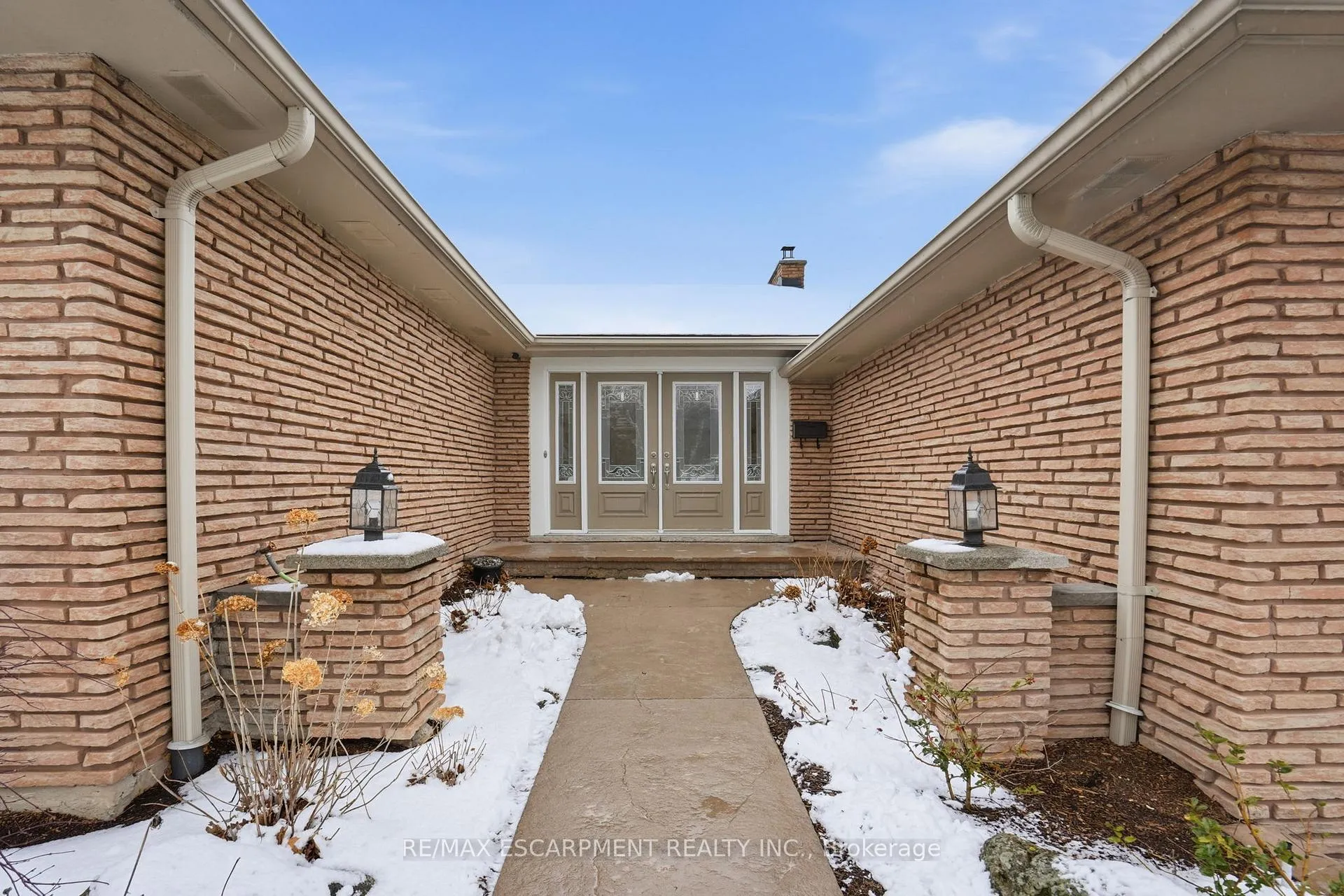Photo 3 of 1995 Kerns Road, Burlington, Tyandaga — HOMEH