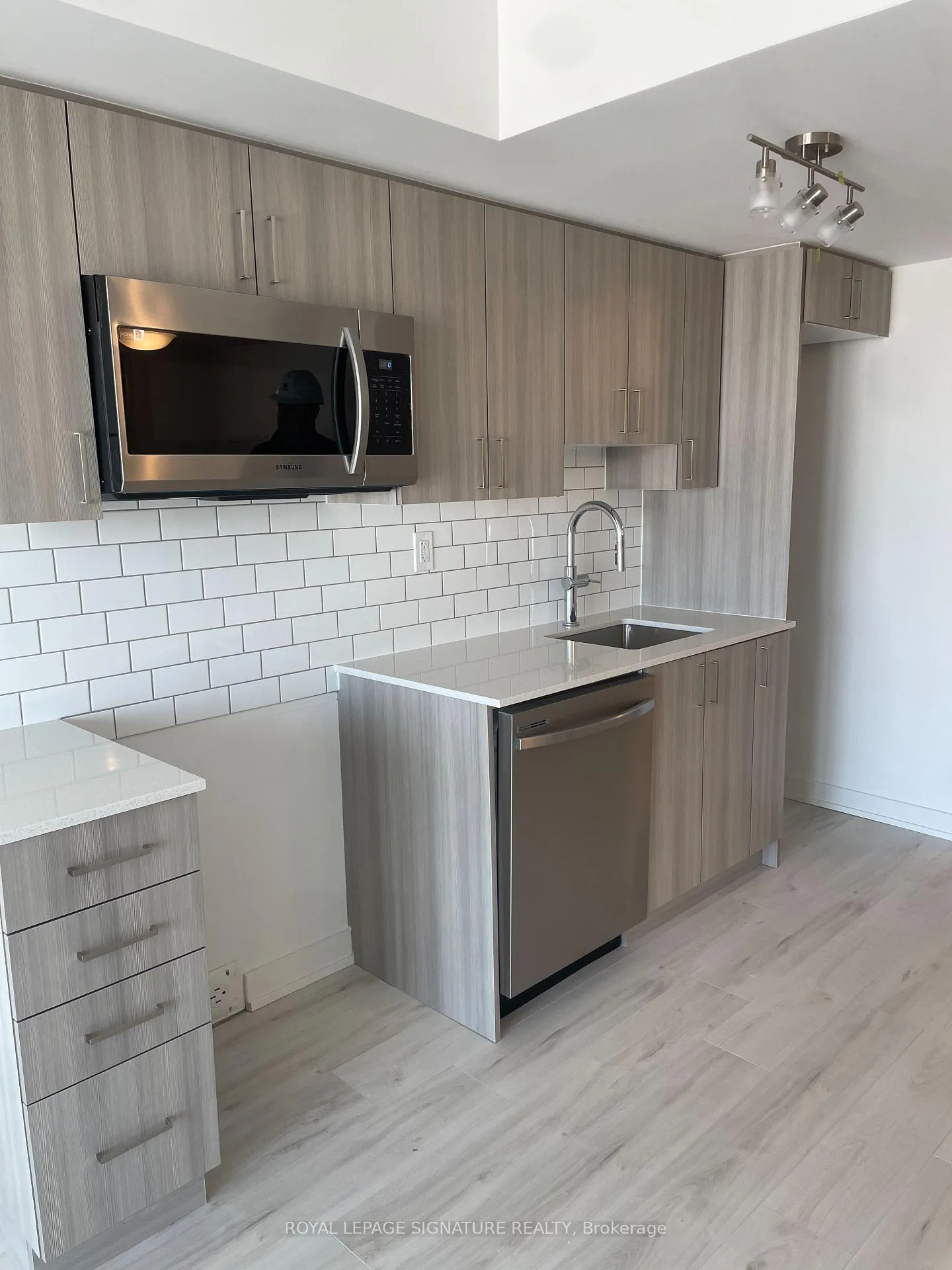 Photo 4 of Unit 2503, 1010 Sandy Beach Road, Pickering, Bay Ridges — HOMEH