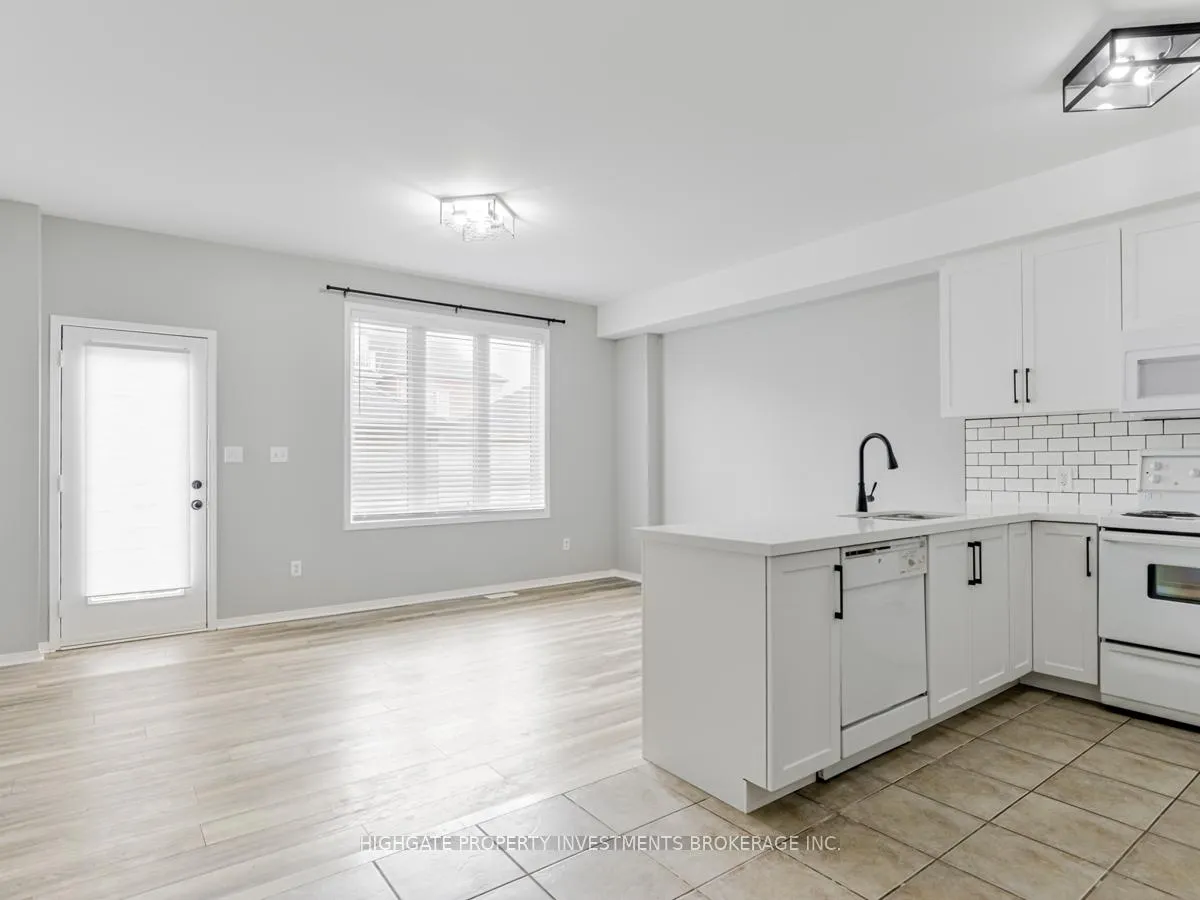 Photo 5 of Unit Upper, 13 Herzberg Gardens, North York, York University Heights — HOMEH