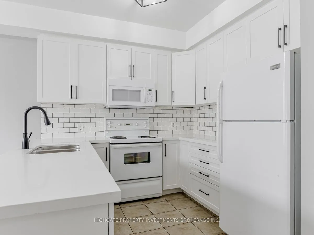 Photo 7 of Unit Upper, 13 Herzberg Gardens, North York, York University Heights — HOMEH