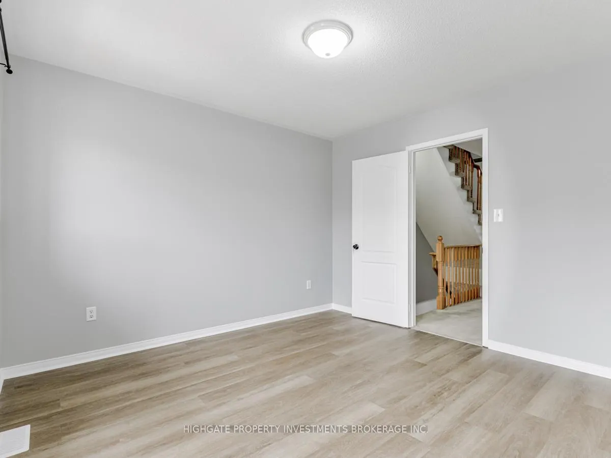 Photo 14 of Unit Upper, 13 Herzberg Gardens, North York, York University Heights — HOMEH