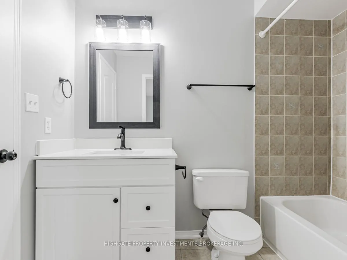 Photo 15 of Unit Upper, 13 Herzberg Gardens, North York, York University Heights — HOMEH