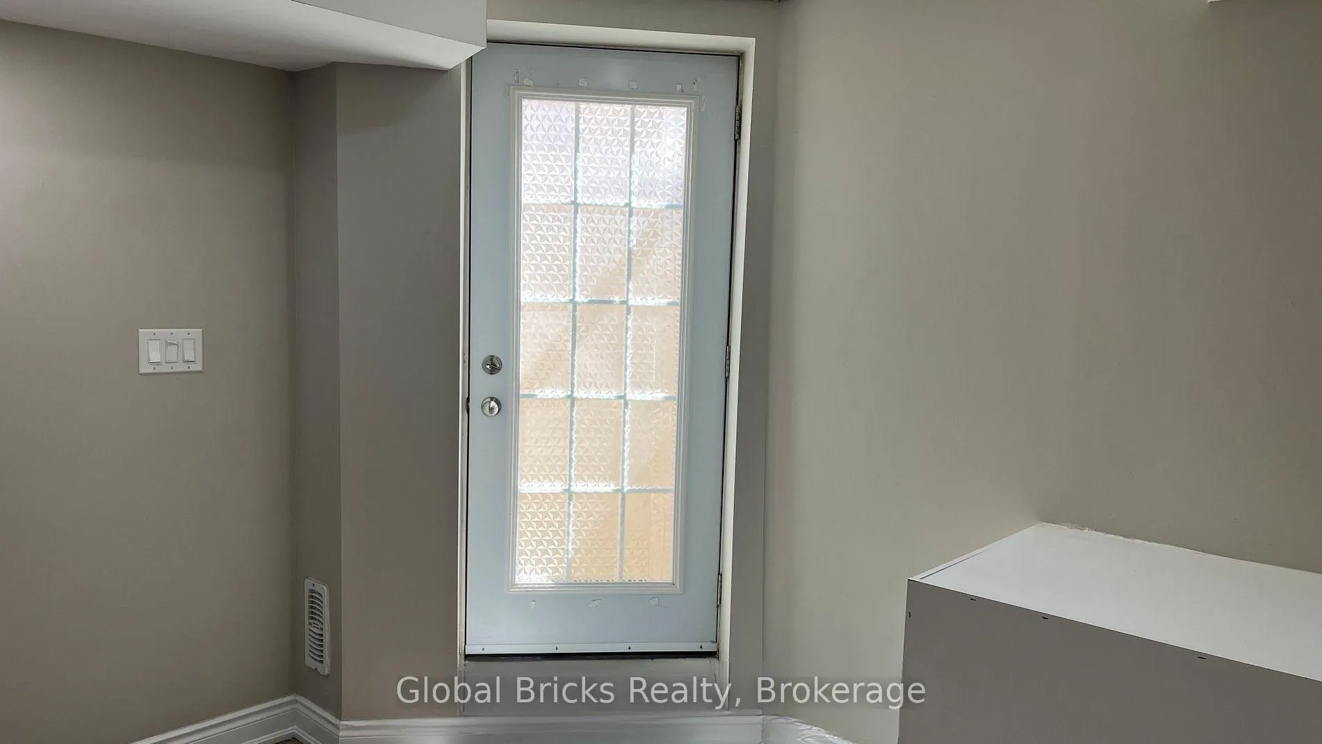 Photo 3 of Unit Basement, 11 Southbend Drive, Brampton, Snelgrove — HOMEH