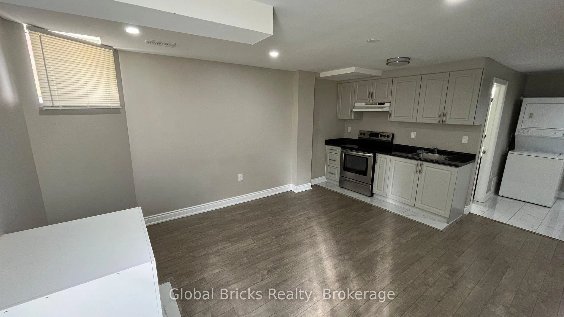 Photo 5 of Unit Basement, 11 Southbend Drive, Brampton, Snelgrove — HOMEH