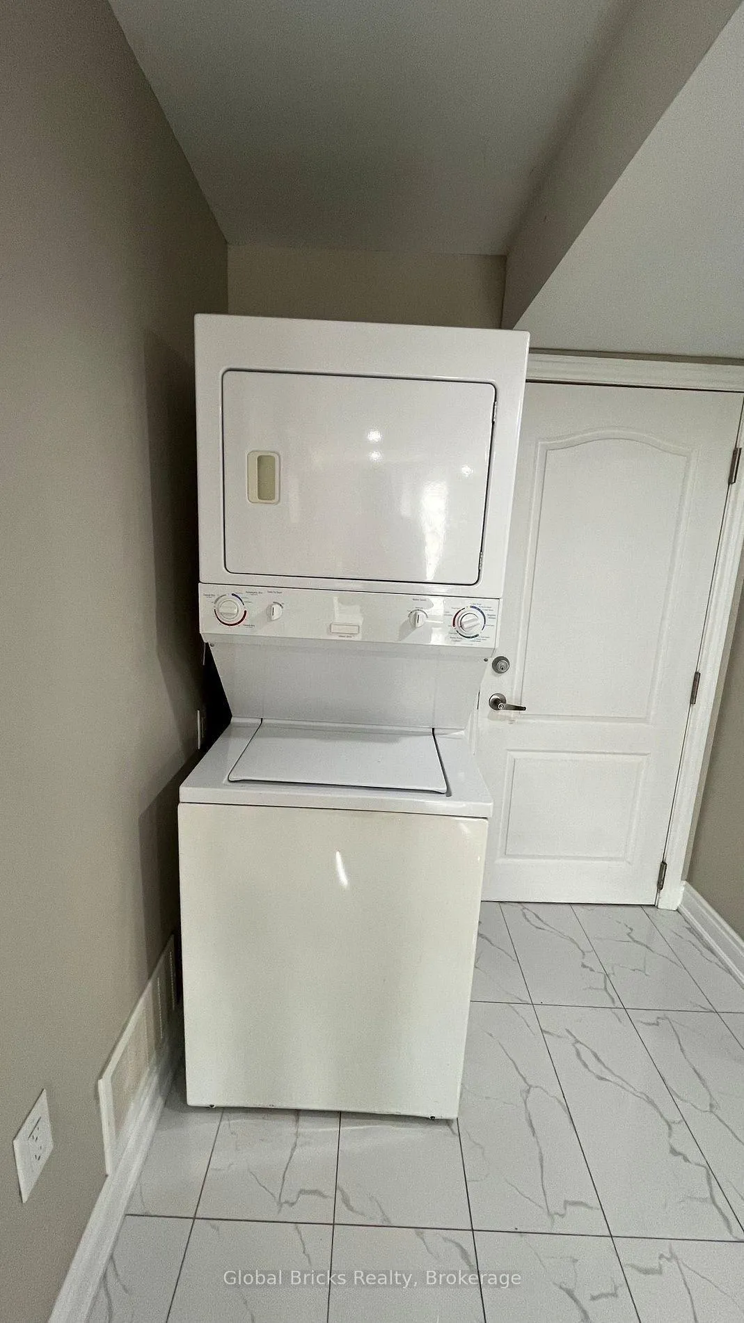 Photo 12 of Unit Basement, 11 Southbend Drive, Brampton, Snelgrove — HOMEH
