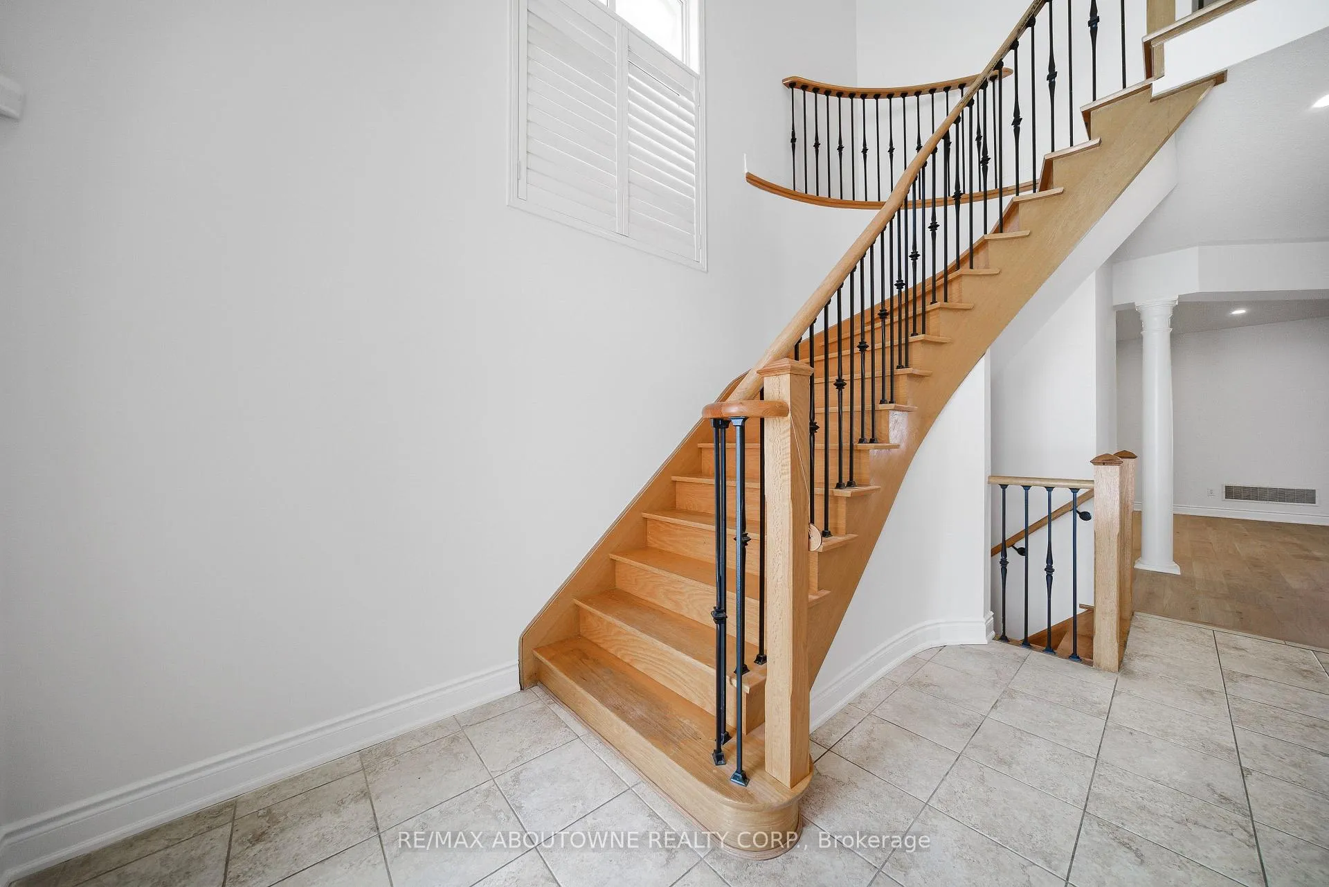 Photo 3 of 897 Stoutt Crescent, Milton, Coates — HOMEH