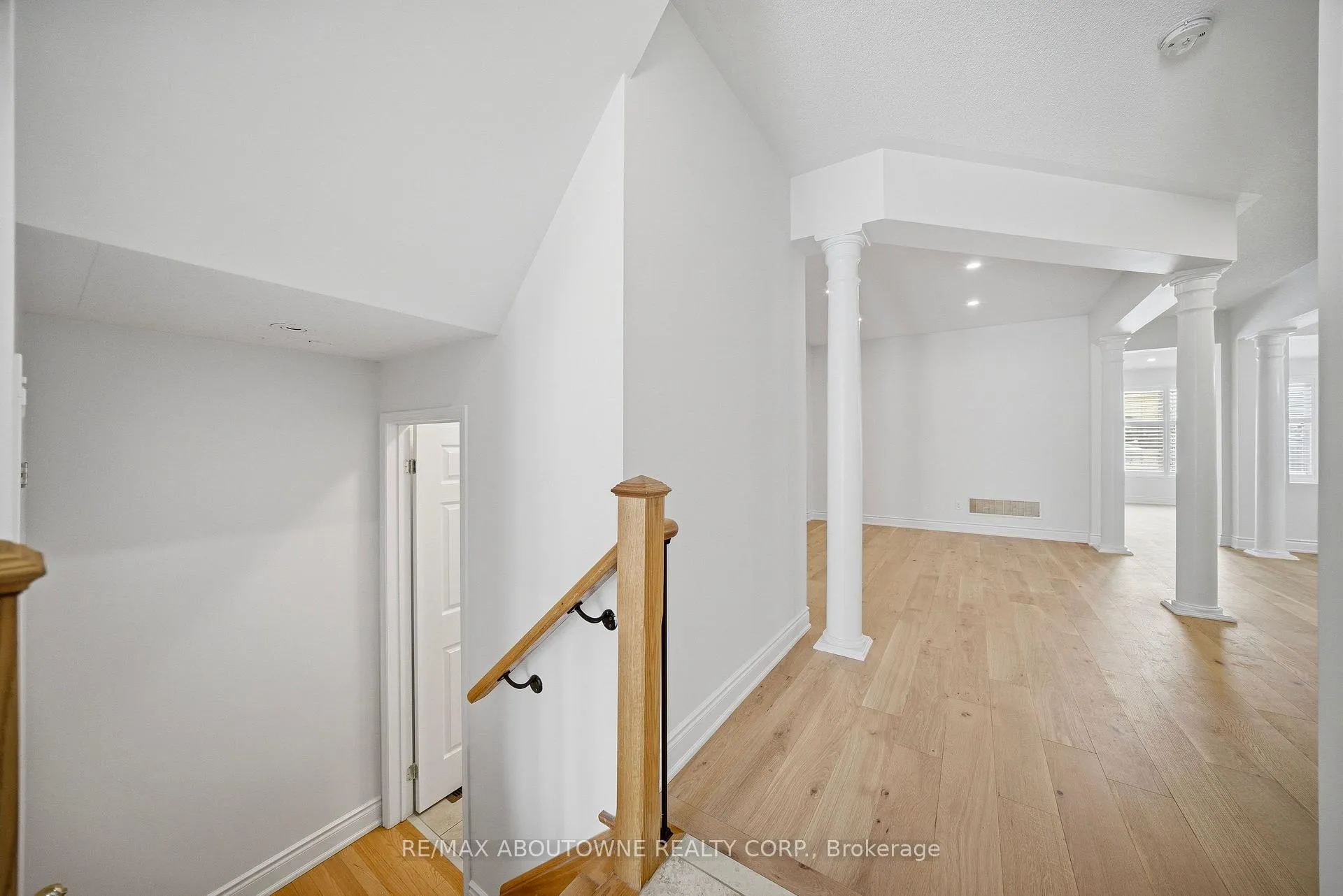 Photo 4 of 897 Stoutt Crescent, Milton, Coates — HOMEH