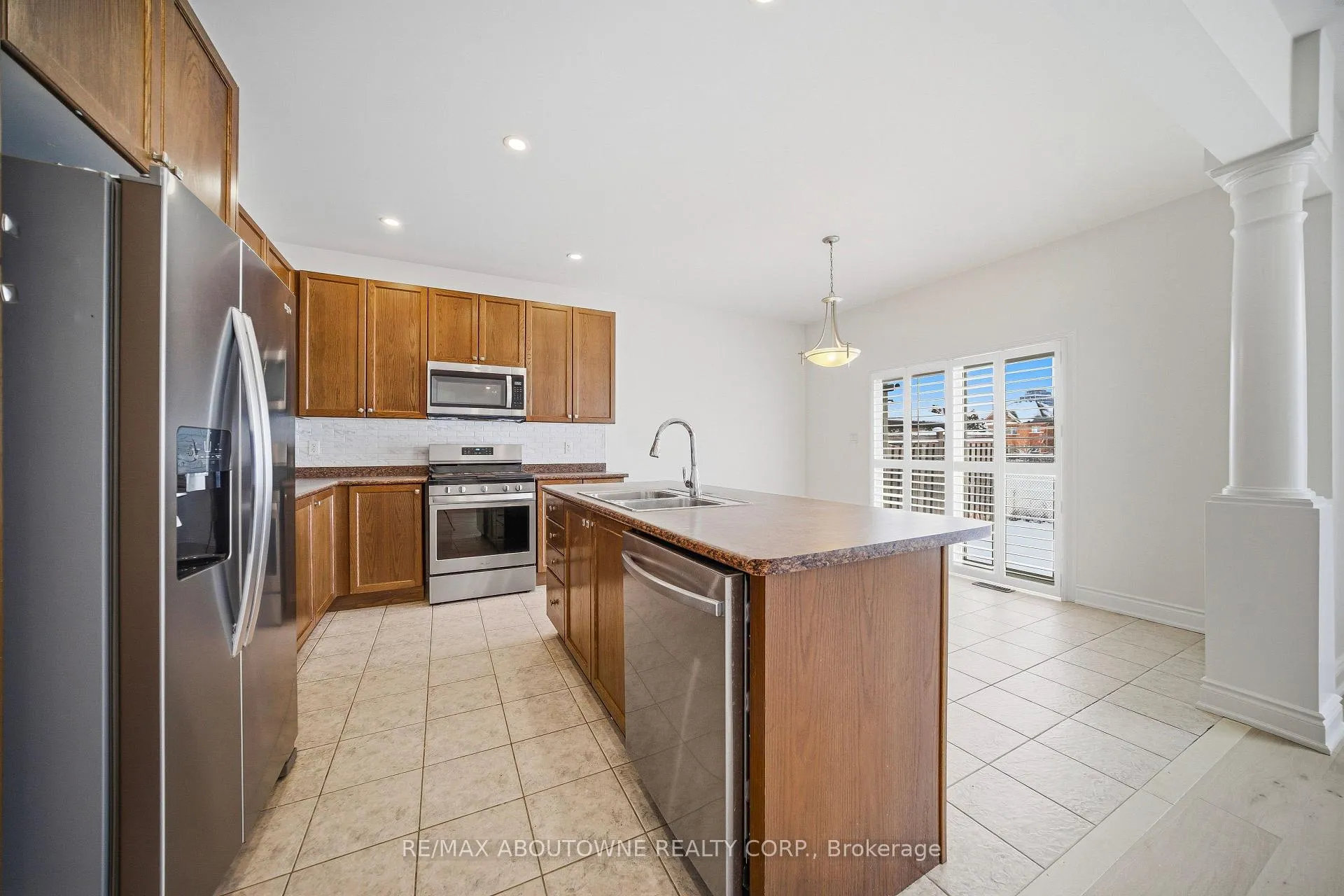Photo 8 of 897 Stoutt Crescent, Milton, Coates — HOMEH