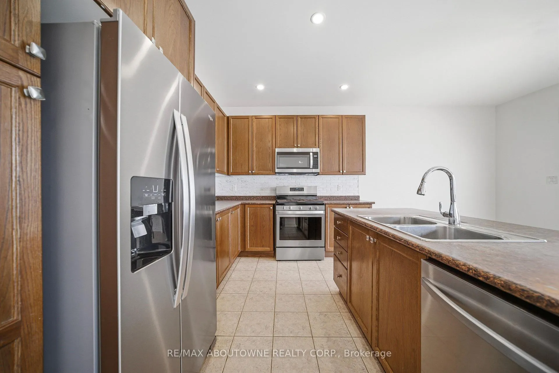 Photo 9 of 897 Stoutt Crescent, Milton, Coates — HOMEH