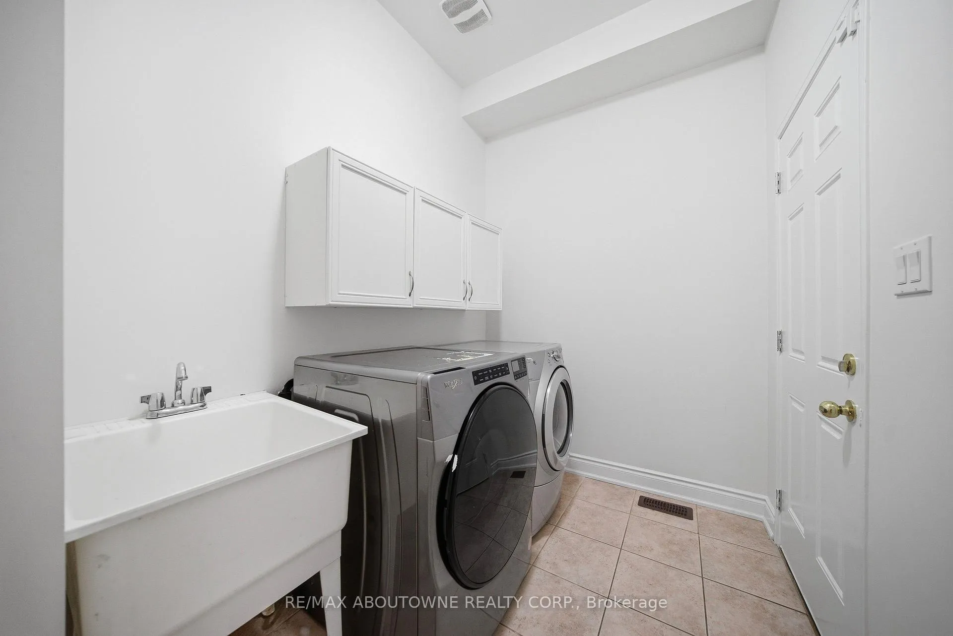 Photo 11 of 897 Stoutt Crescent, Milton, Coates — HOMEH