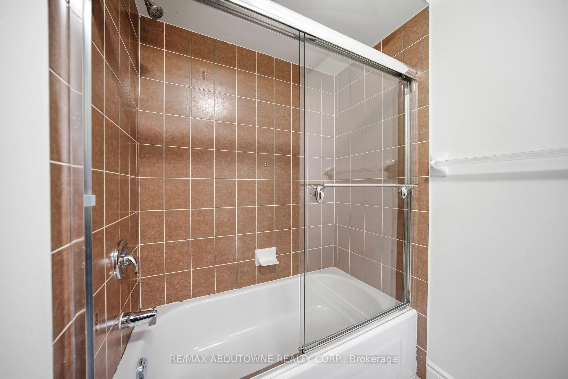 Photo 19 of 897 Stoutt Crescent, Milton, Coates — HOMEH