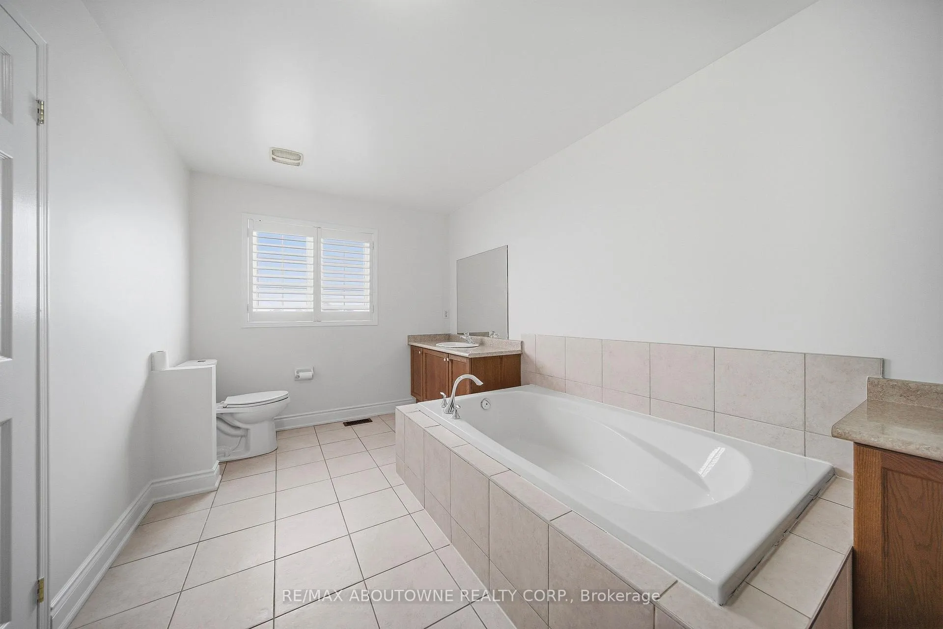 Photo 21 of 897 Stoutt Crescent, Milton, Coates — HOMEH