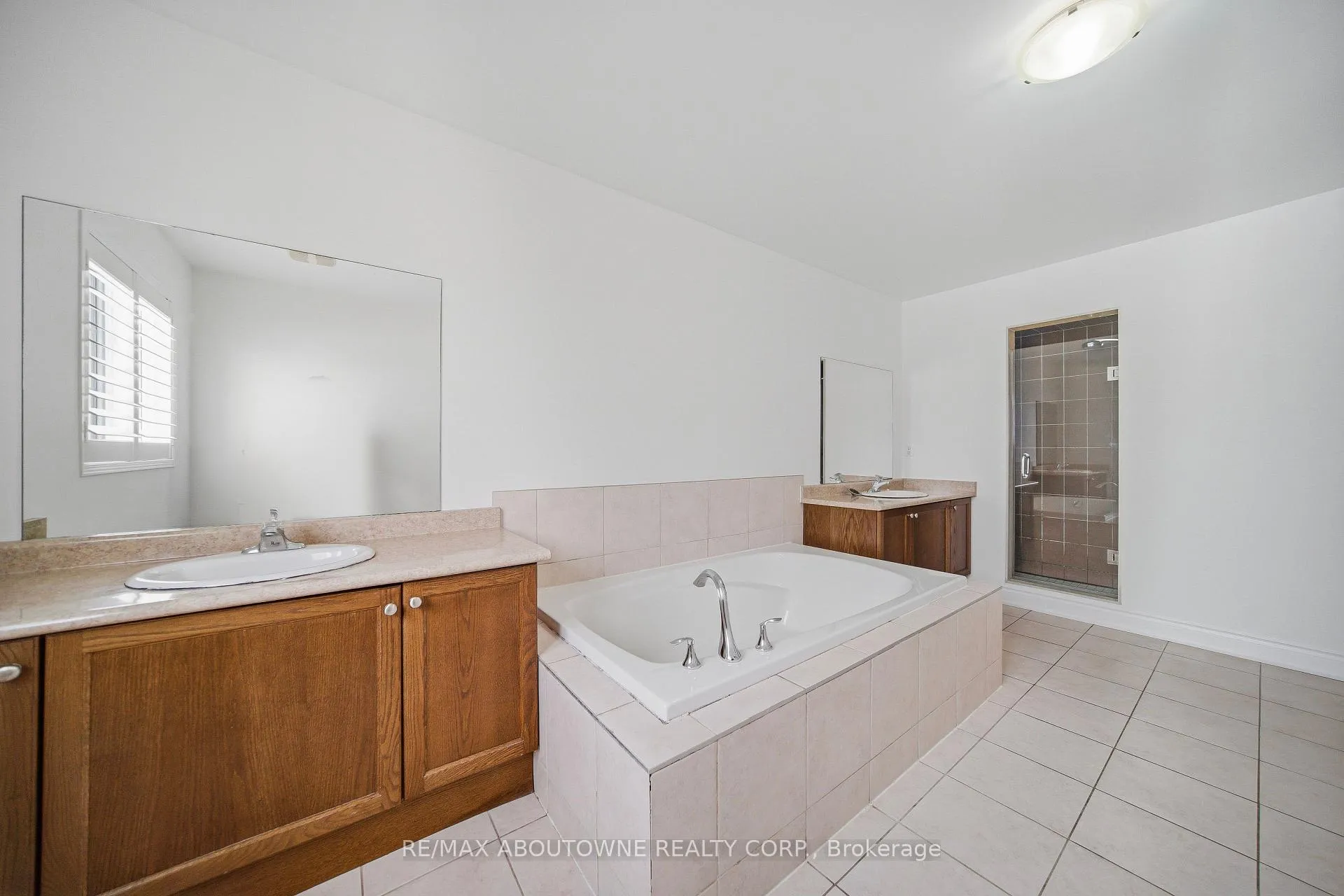Photo 22 of 897 Stoutt Crescent, Milton, Coates — HOMEH
