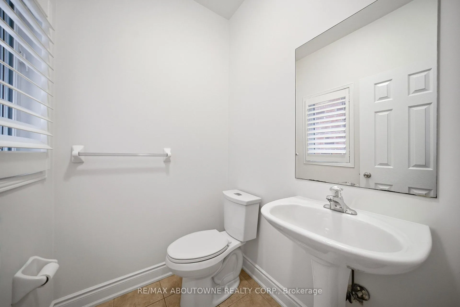 Photo 24 of 897 Stoutt Crescent, Milton, Coates — HOMEH