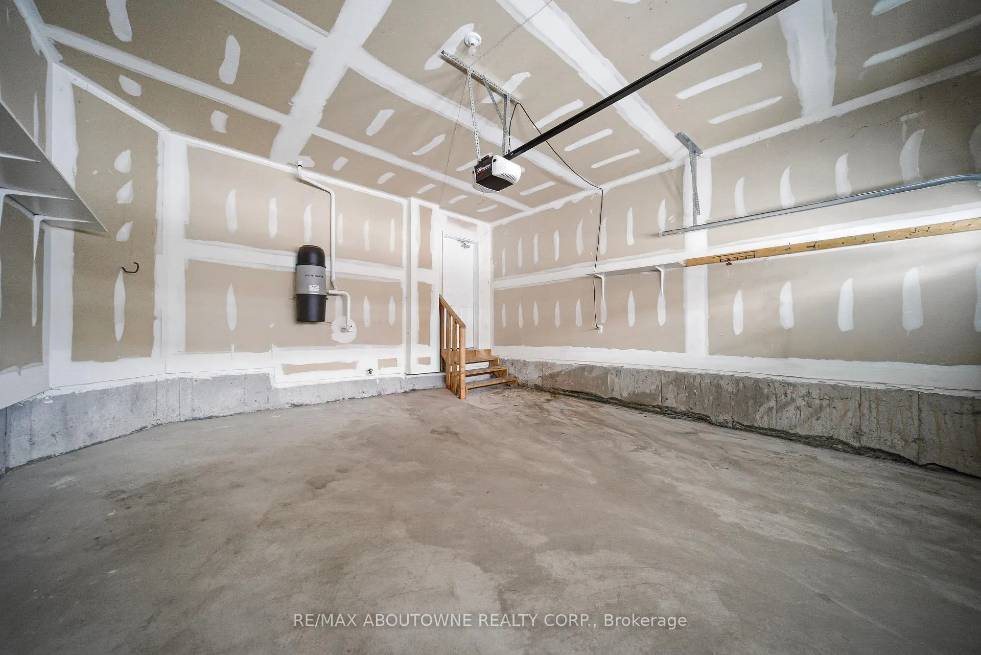 Photo 27 of 897 Stoutt Crescent, Milton, Coates — HOMEH
